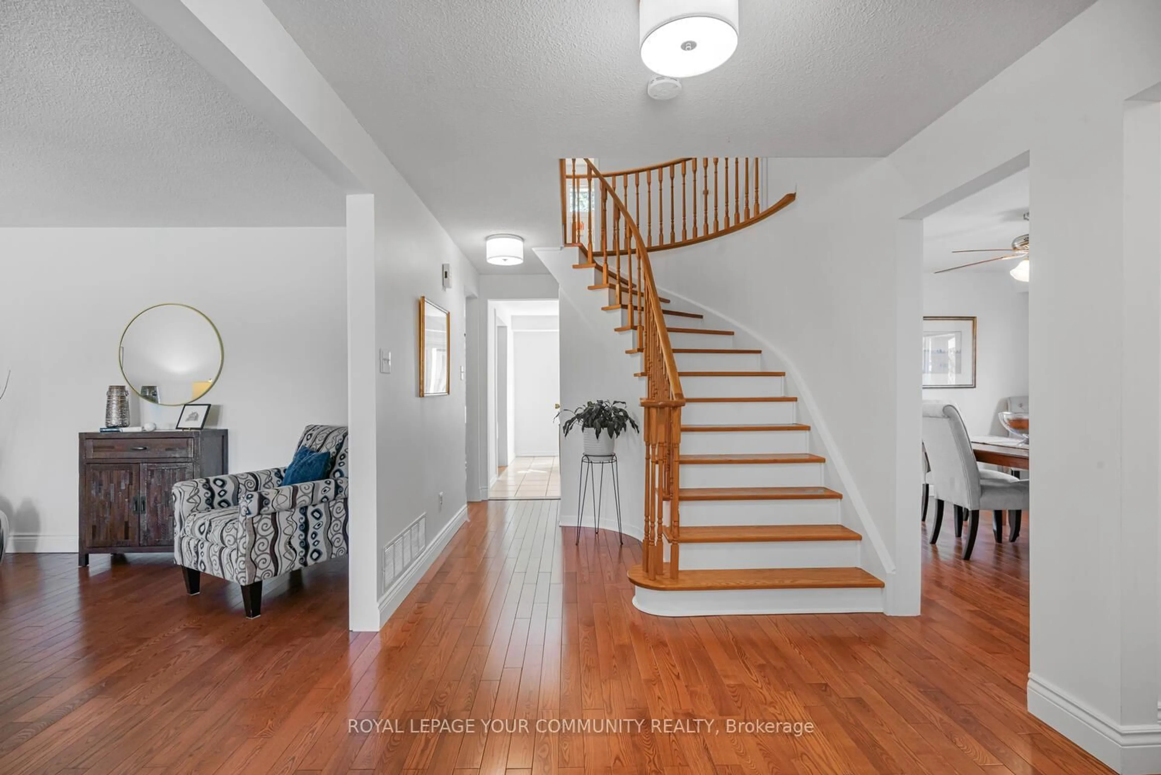 Indoor entryway for 42 Portland Cres, Newmarket Ontario L3Y 6A5