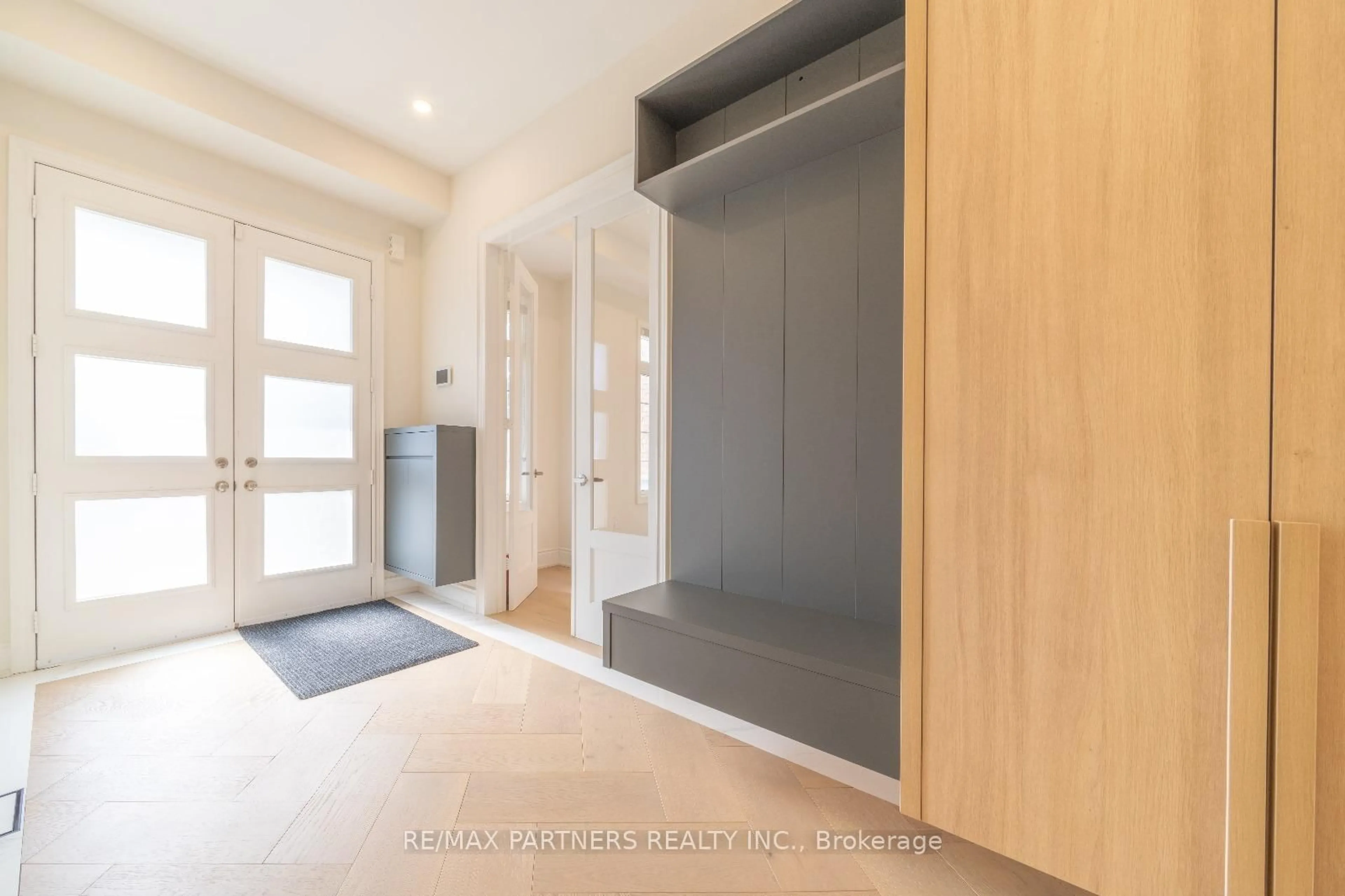 Indoor entryway for 197 Steam Whistle Dr, Whitchurch-Stouffville Ontario L4A 4X5