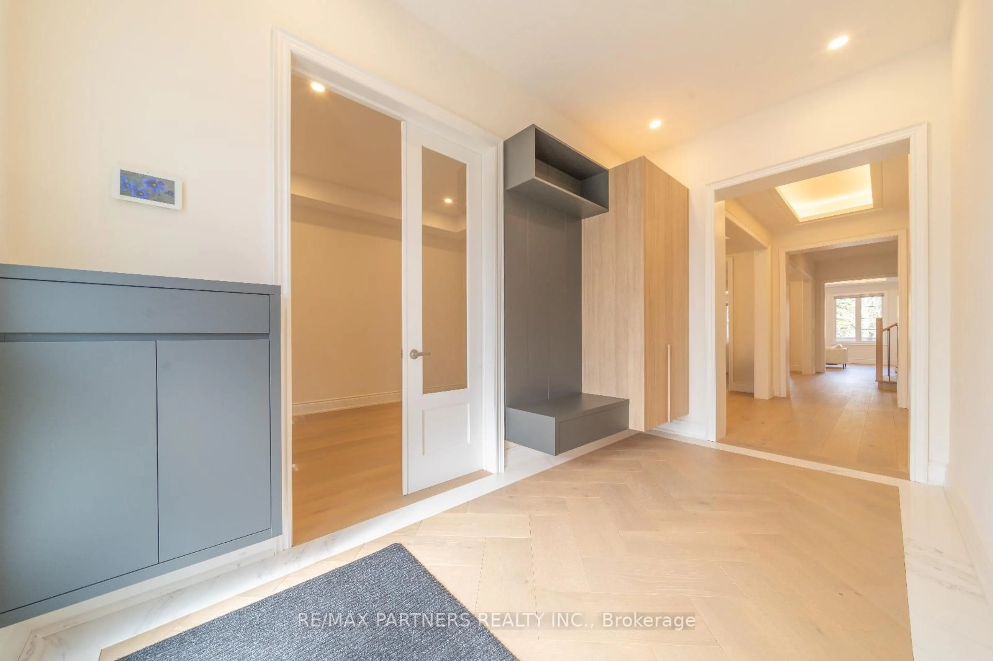 Indoor entryway for 197 Steam Whistle Dr, Whitchurch-Stouffville Ontario L4A 4X5
