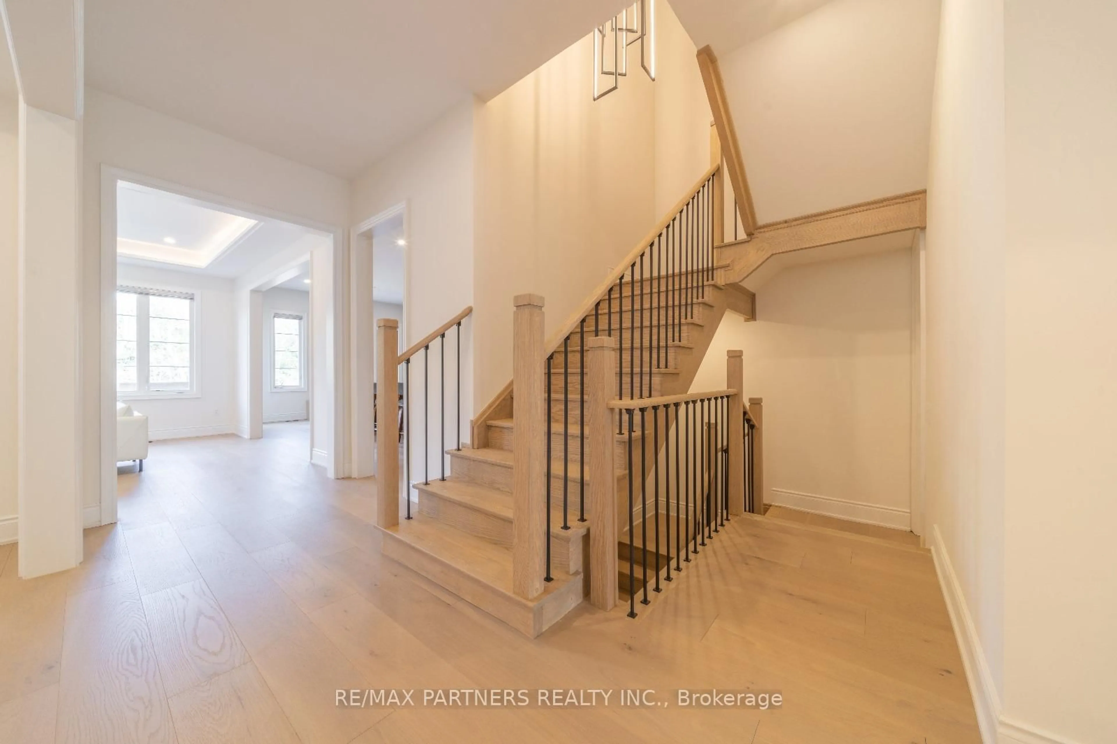 Indoor foyer for 197 Steam Whistle Dr, Whitchurch-Stouffville Ontario L4A 4X5