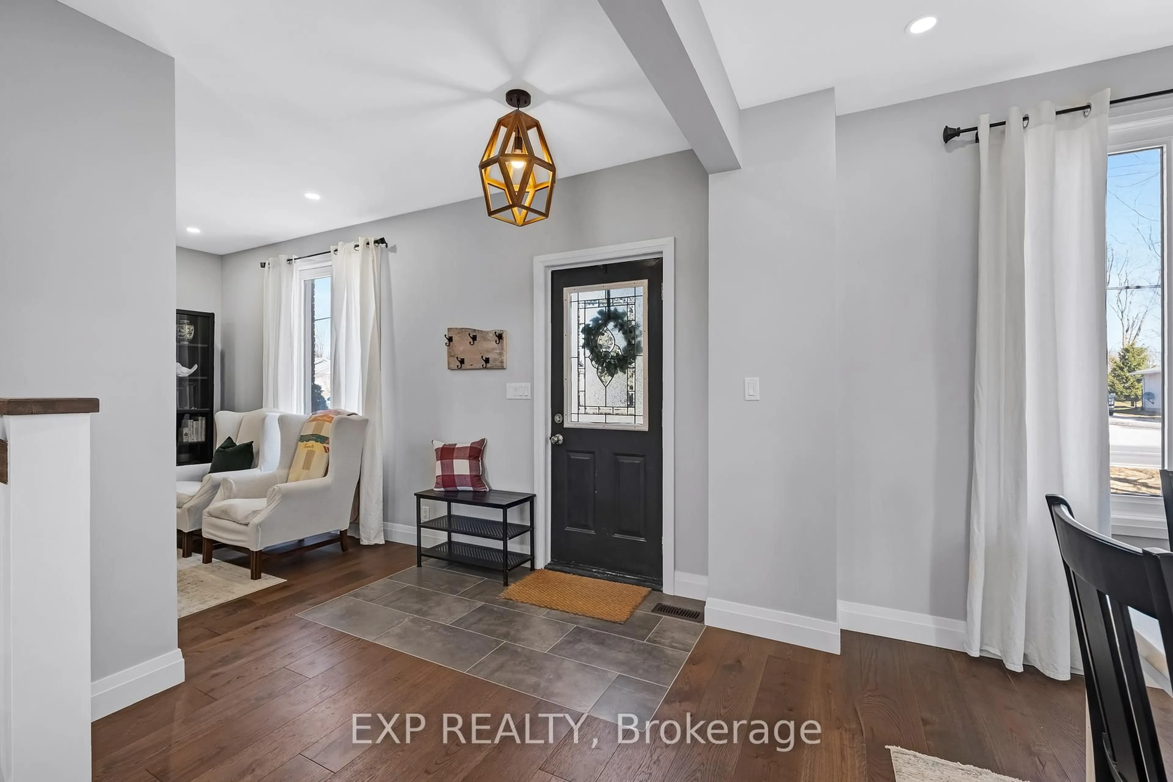 Indoor entryway for 1985 Victoria St, Innisfil Ontario L9S 1J5