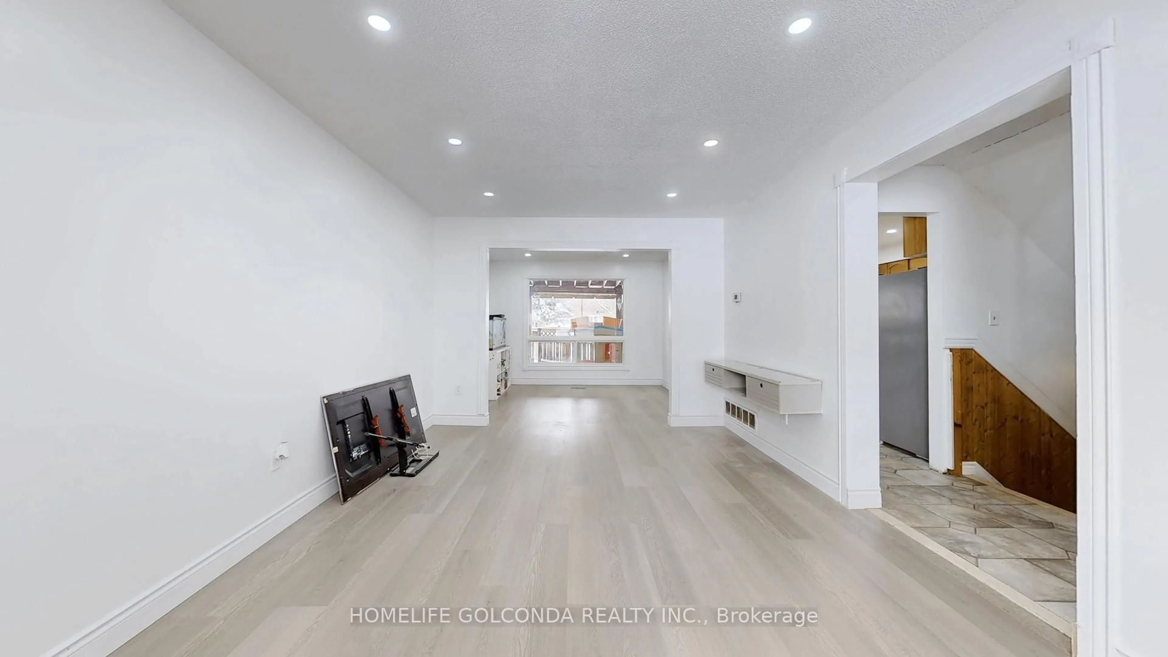 Indoor foyer for 129 Kerr Blvd, New Tecumseth Ontario L9R 1C7