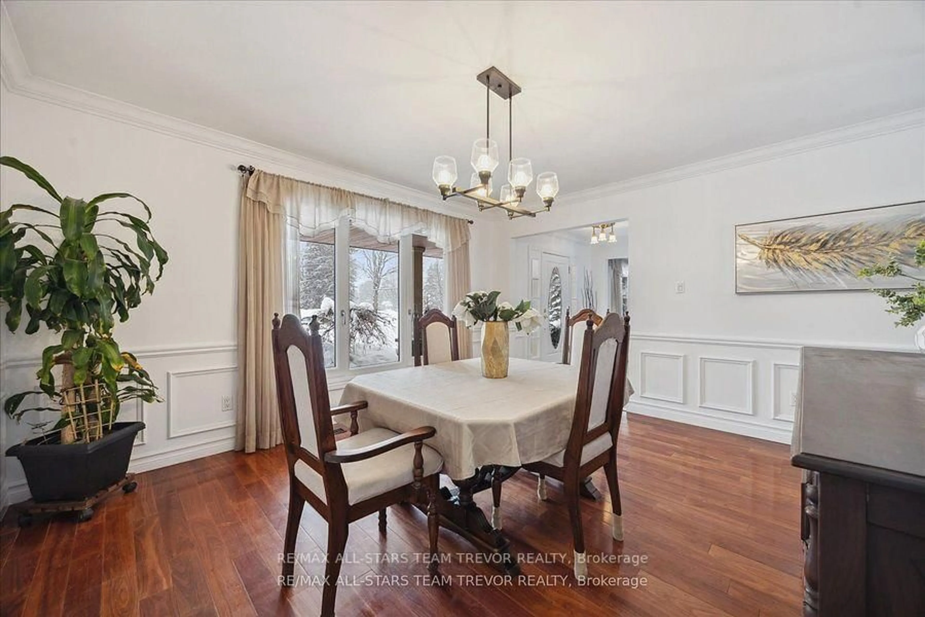 Dining room, wood/laminate floor for 346 Bennet Dr, King Ontario L7B 1G7