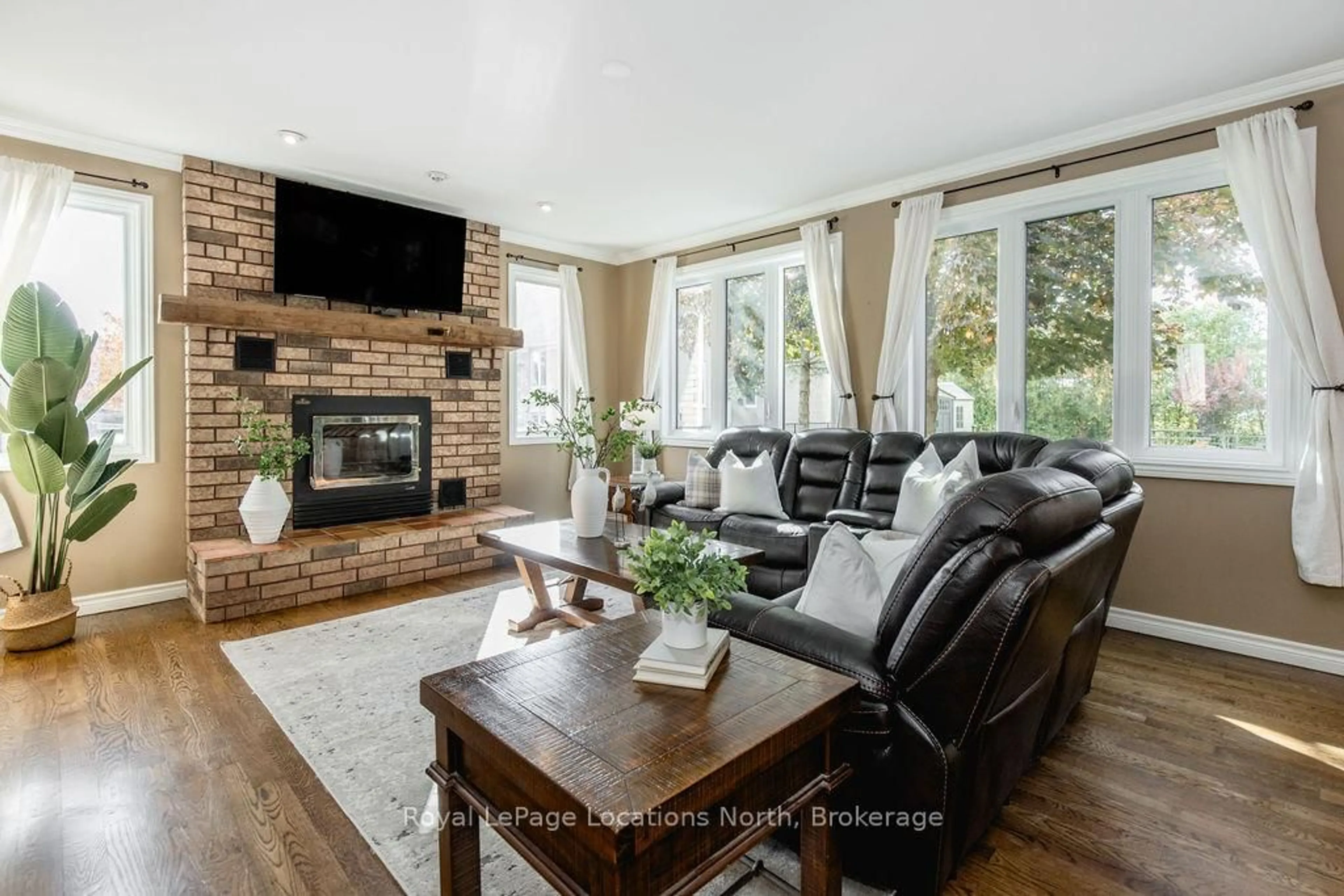 Living room with furniture, unknown for 3580 LINDA St, Innisfil Ontario L9S 2L2