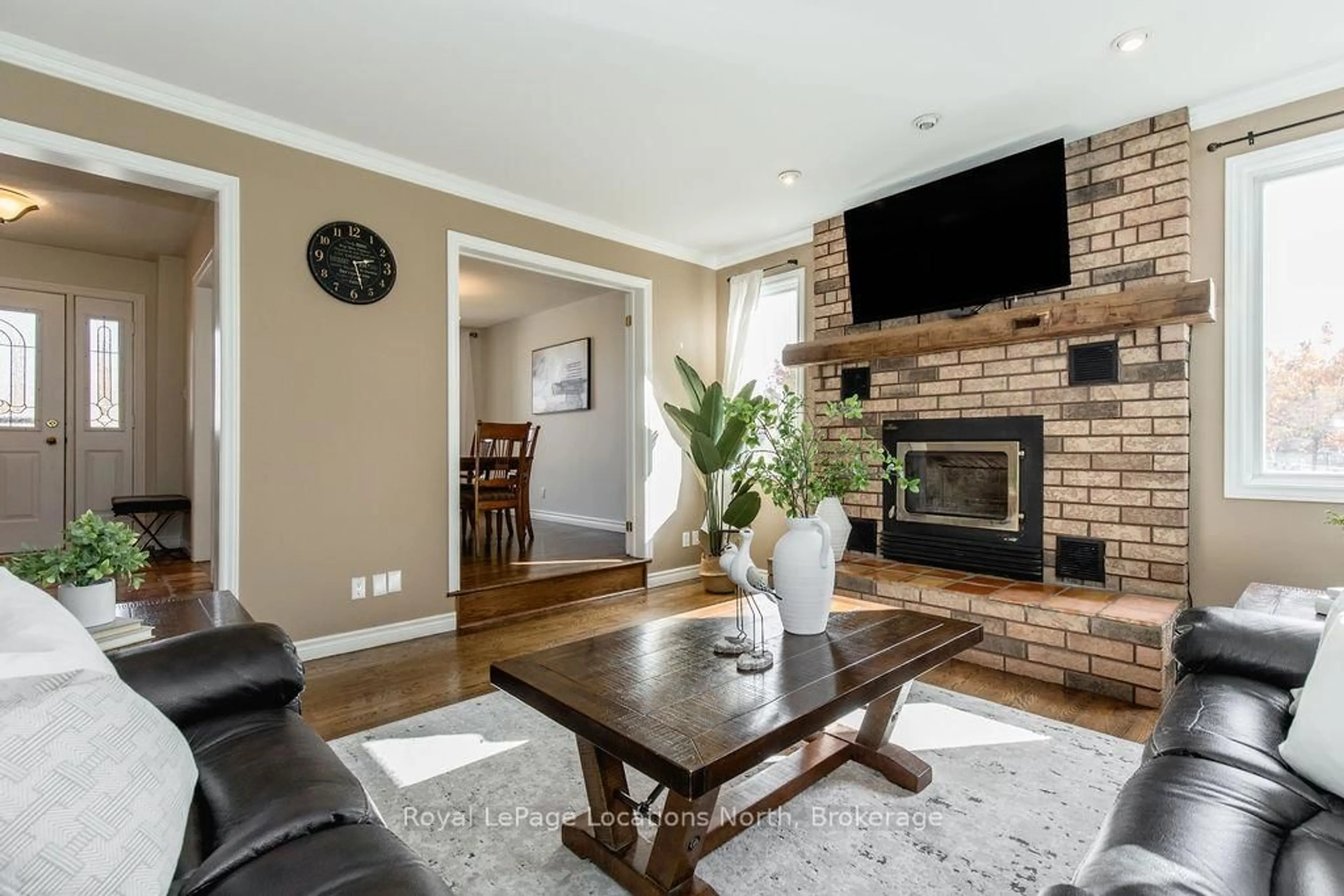 Living room with furniture, unknown for 3580 LINDA St, Innisfil Ontario L9S 2L2