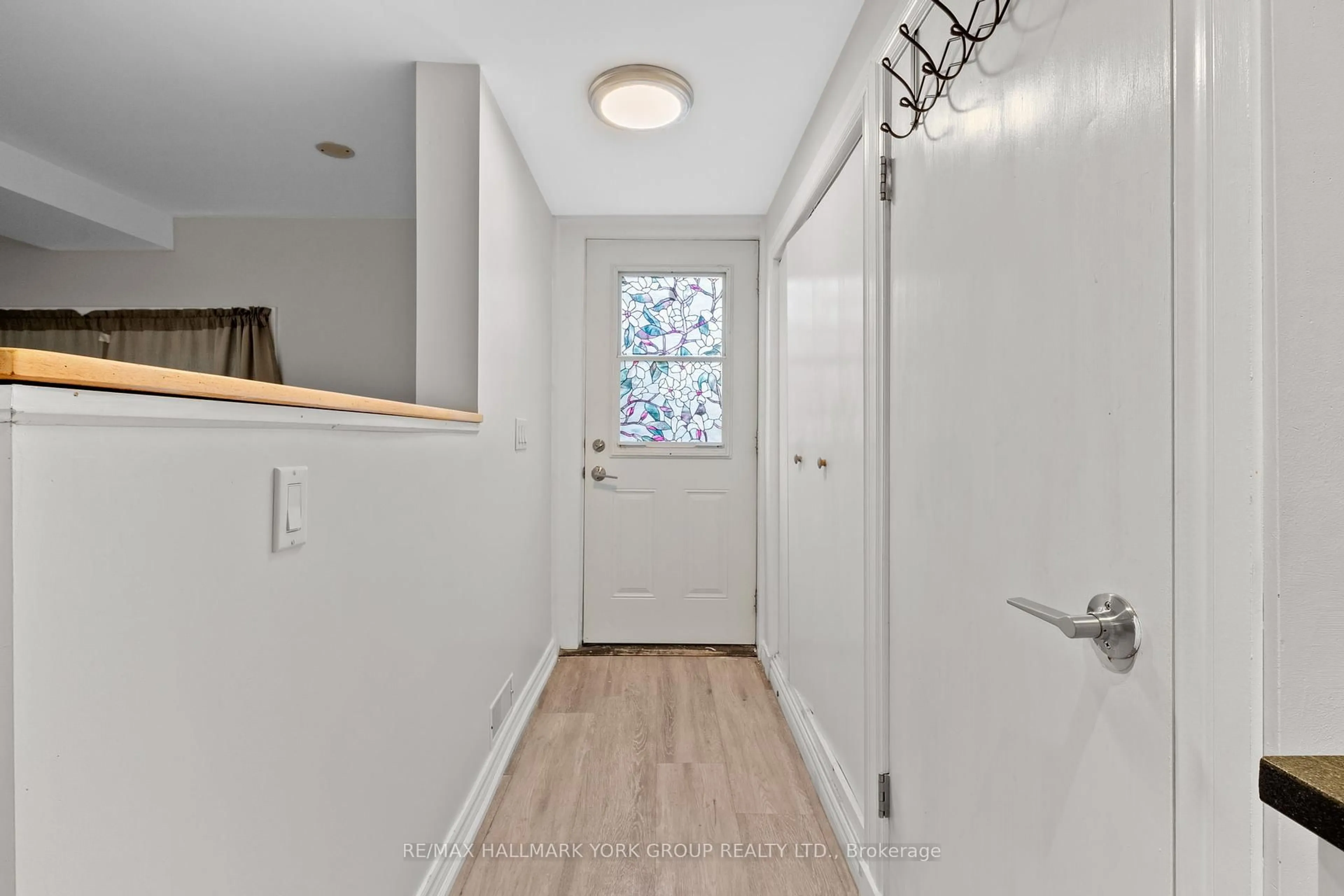 Indoor entryway for 1 Snooks Rd, Georgina Ontario L0E 1R0