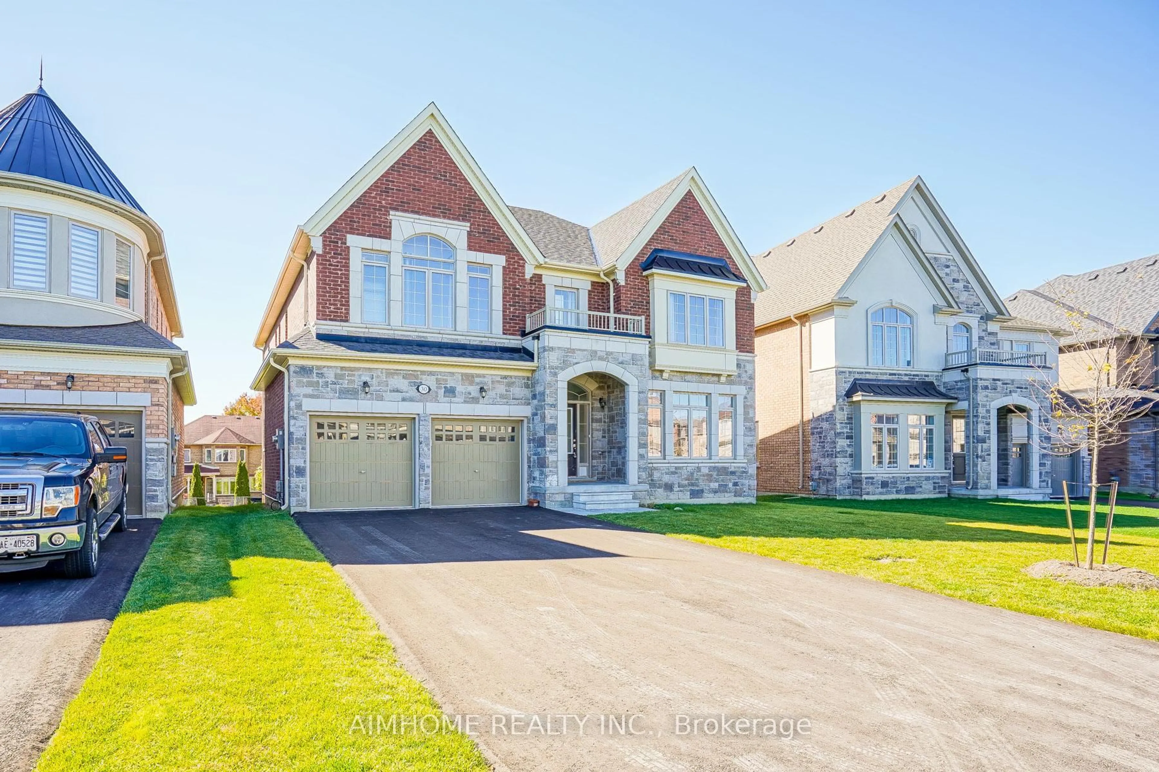 Home with brick exterior material, street for 30 Brown Crt, Newmarket Ontario L3Y 0C7