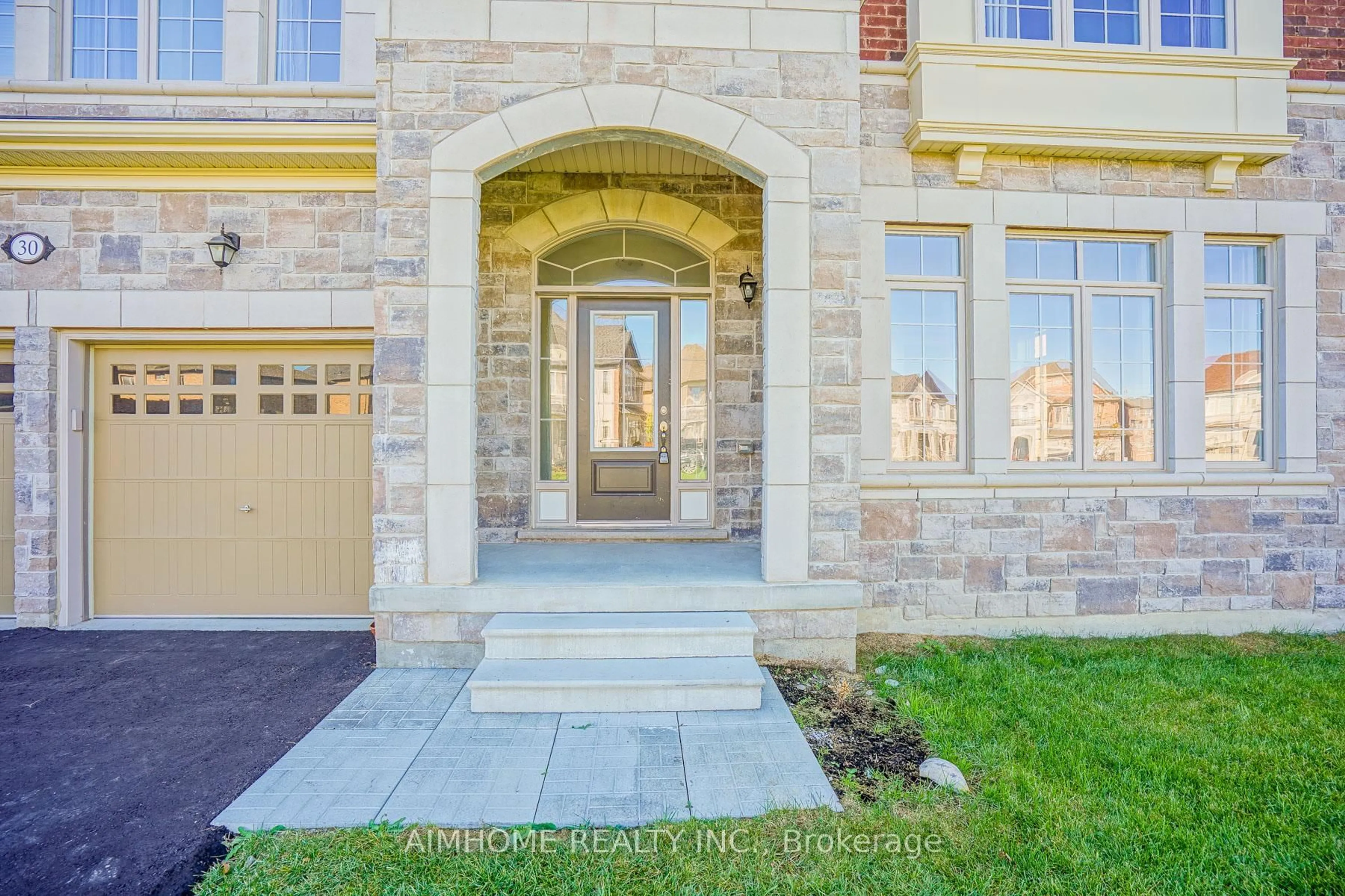 Indoor entryway for 30 Brown Crt, Newmarket Ontario L3Y 0C7