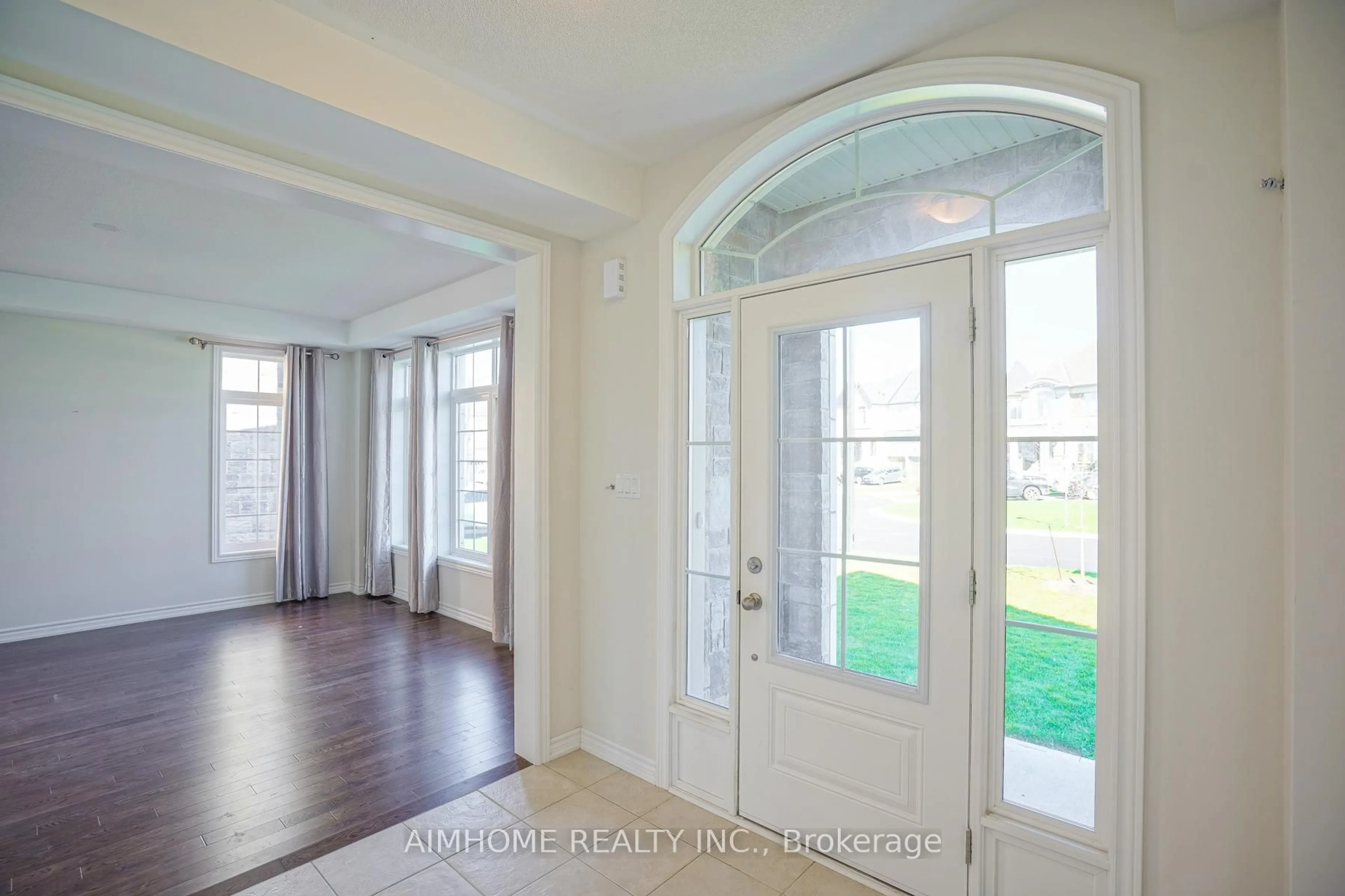 Indoor entryway for 30 Brown Crt, Newmarket Ontario L3Y 0C7