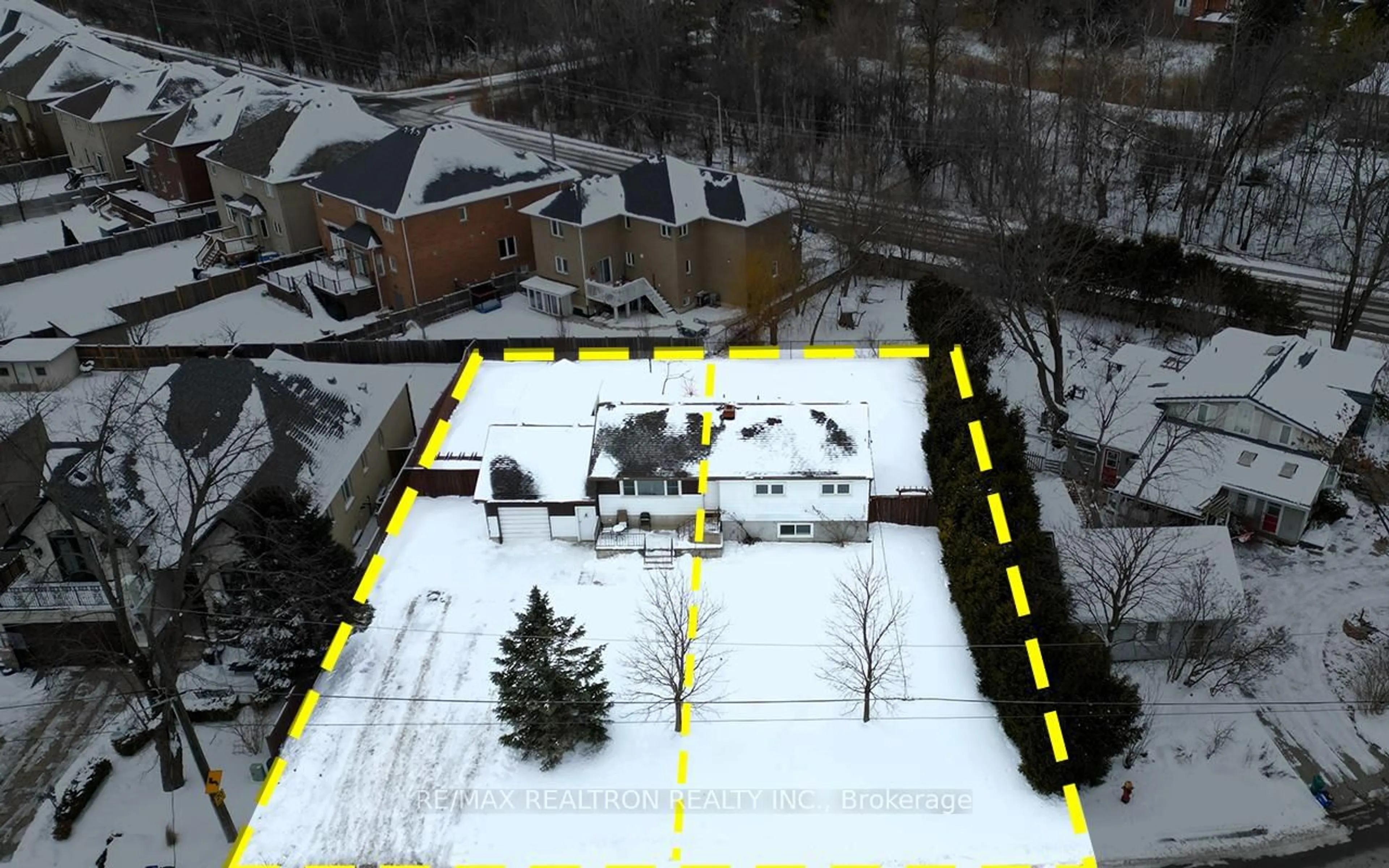 A pic from outside/outdoor area/front of a property/back of a property/a pic from drone, street for 254 Lakeland Cres, Richmond Hill Ontario L4E 3A6