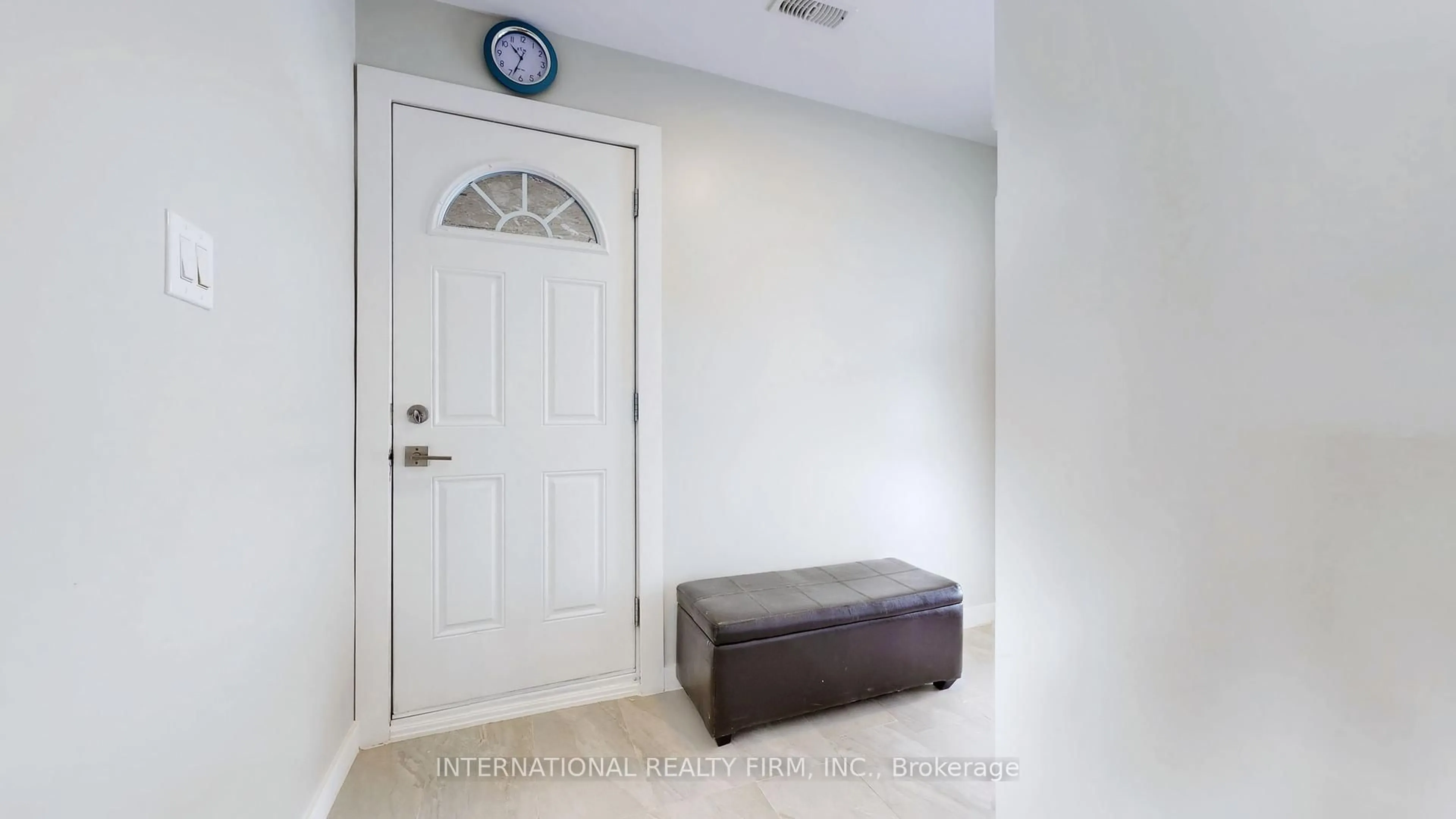 Indoor entryway for 355 Hollywood Dr, Georgina Ontario L4P 3A2