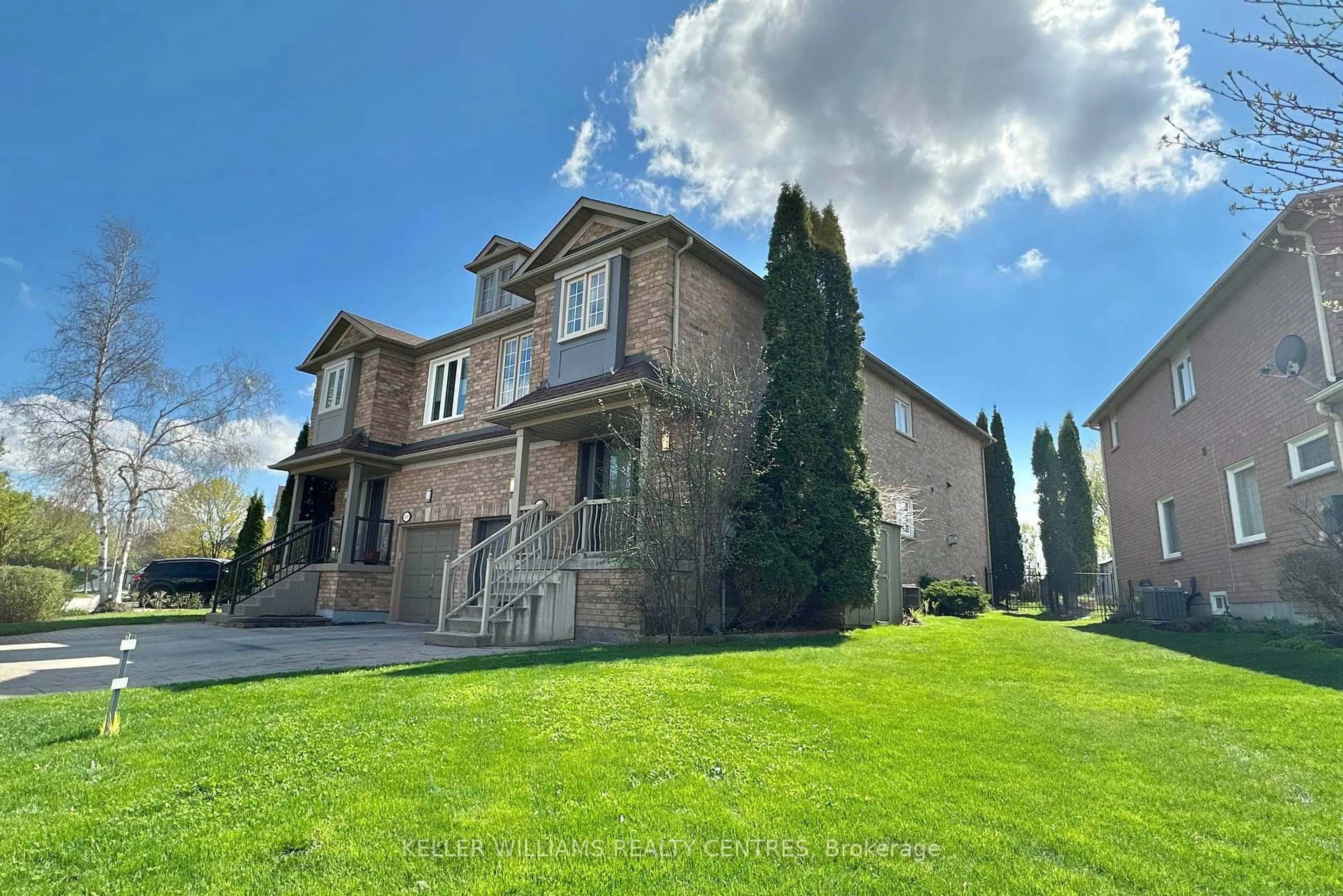 A pic from outside/outdoor area/front of a property/back of a property/a pic from drone, unknown for 126 Primeau Dr, Aurora Ontario L4G 6Z4