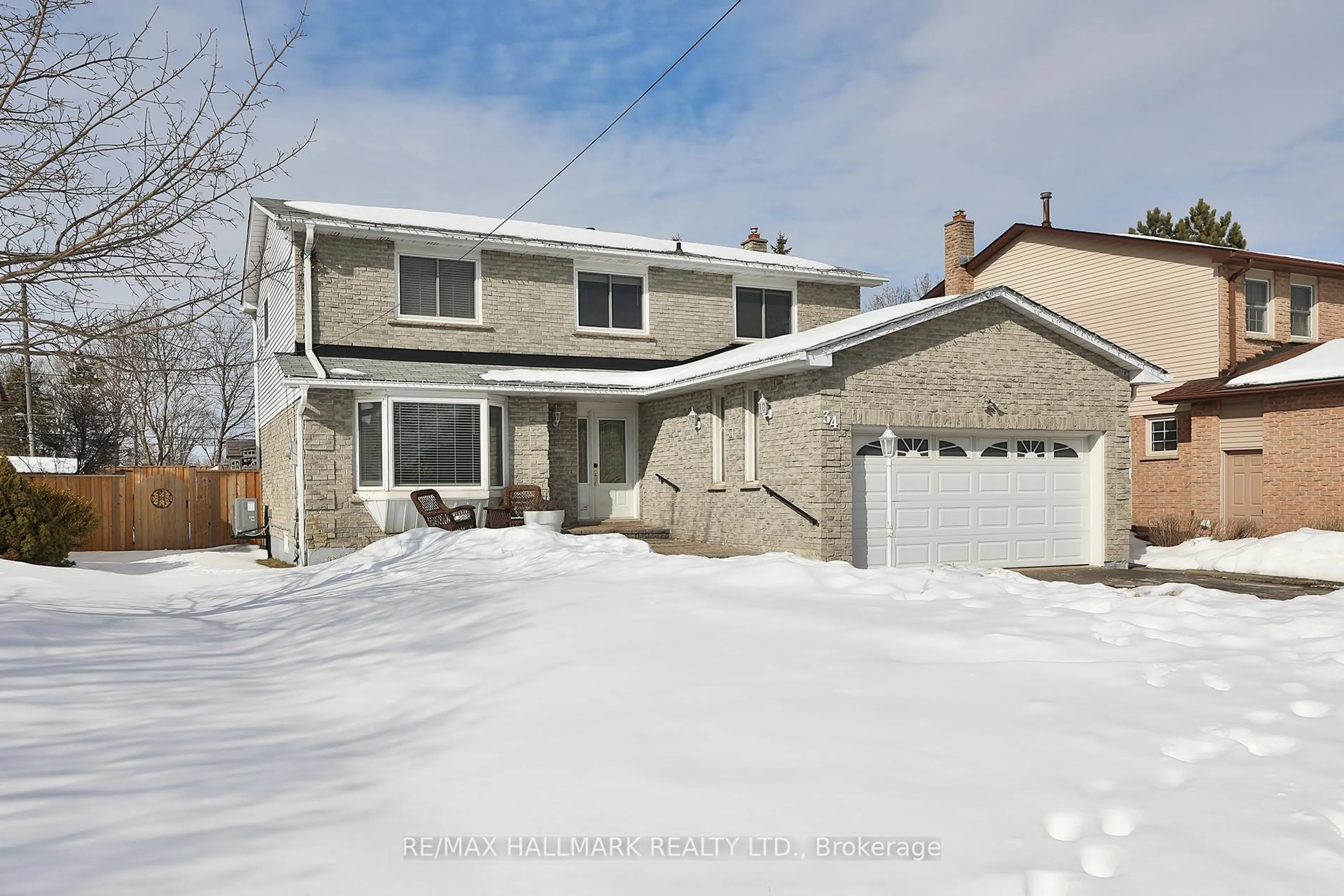 Home with vinyl exterior material, street for 34 Manning Cres, Newmarket Ontario L3Y 6H4