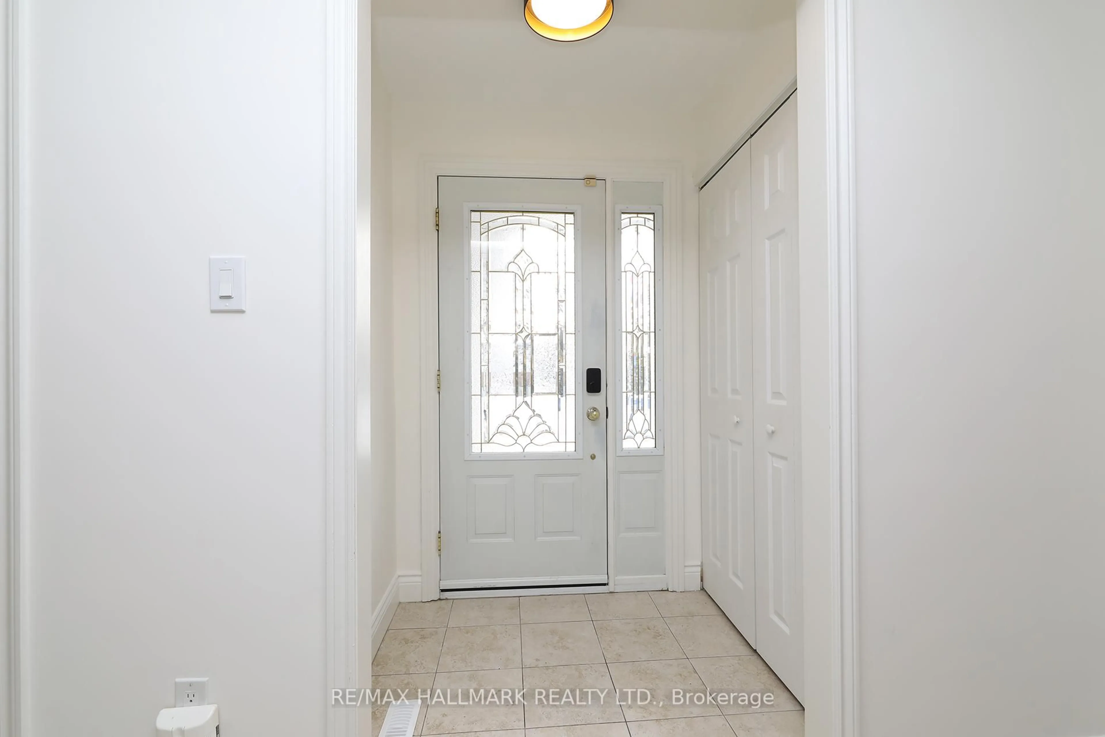 Indoor entryway for 34 Manning Cres, Newmarket Ontario L3Y 6H4