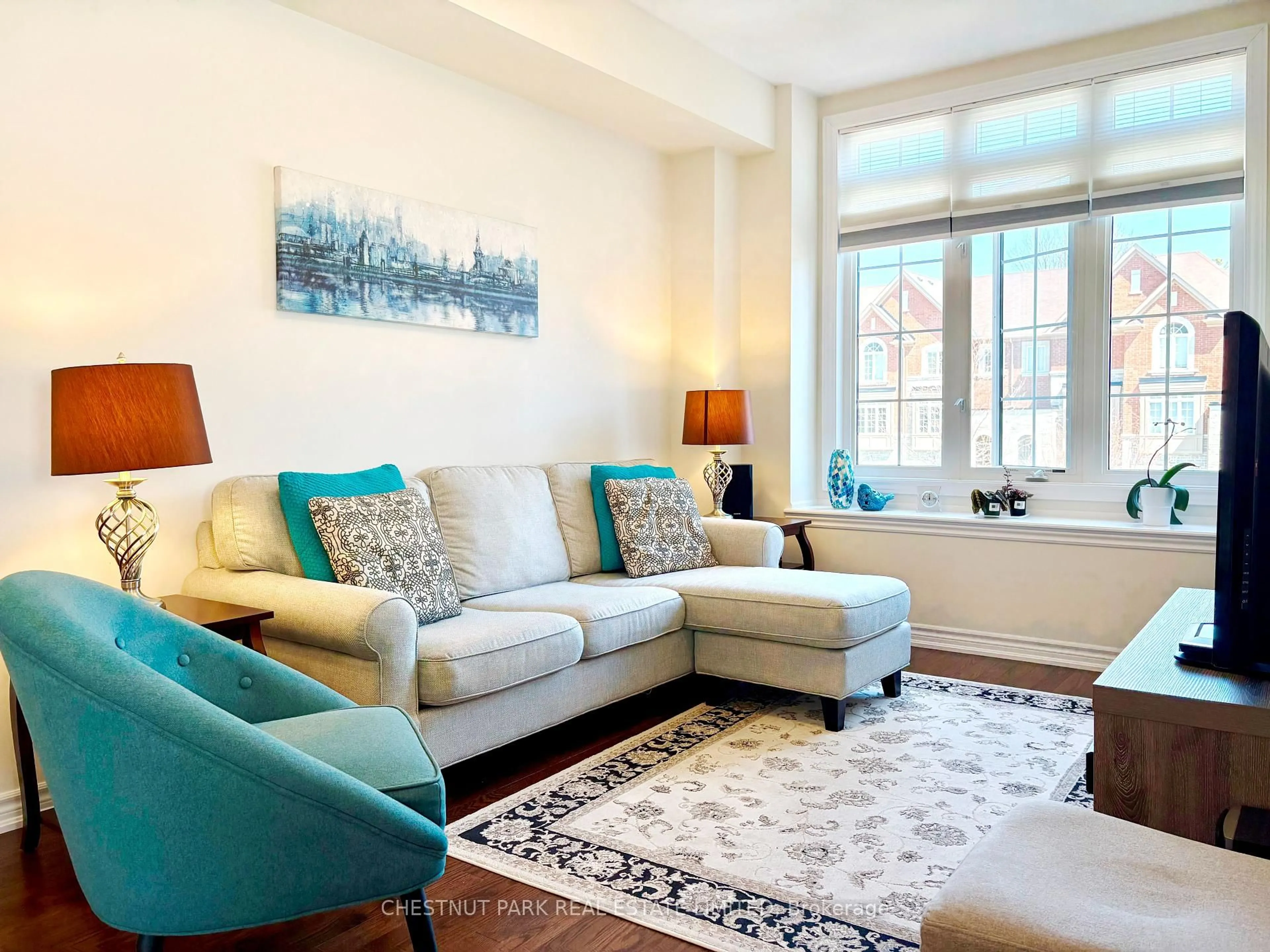 Living room with furniture, carpet floor for 224 Appleton Crt, Newmarket Ontario L3Y 0B8
