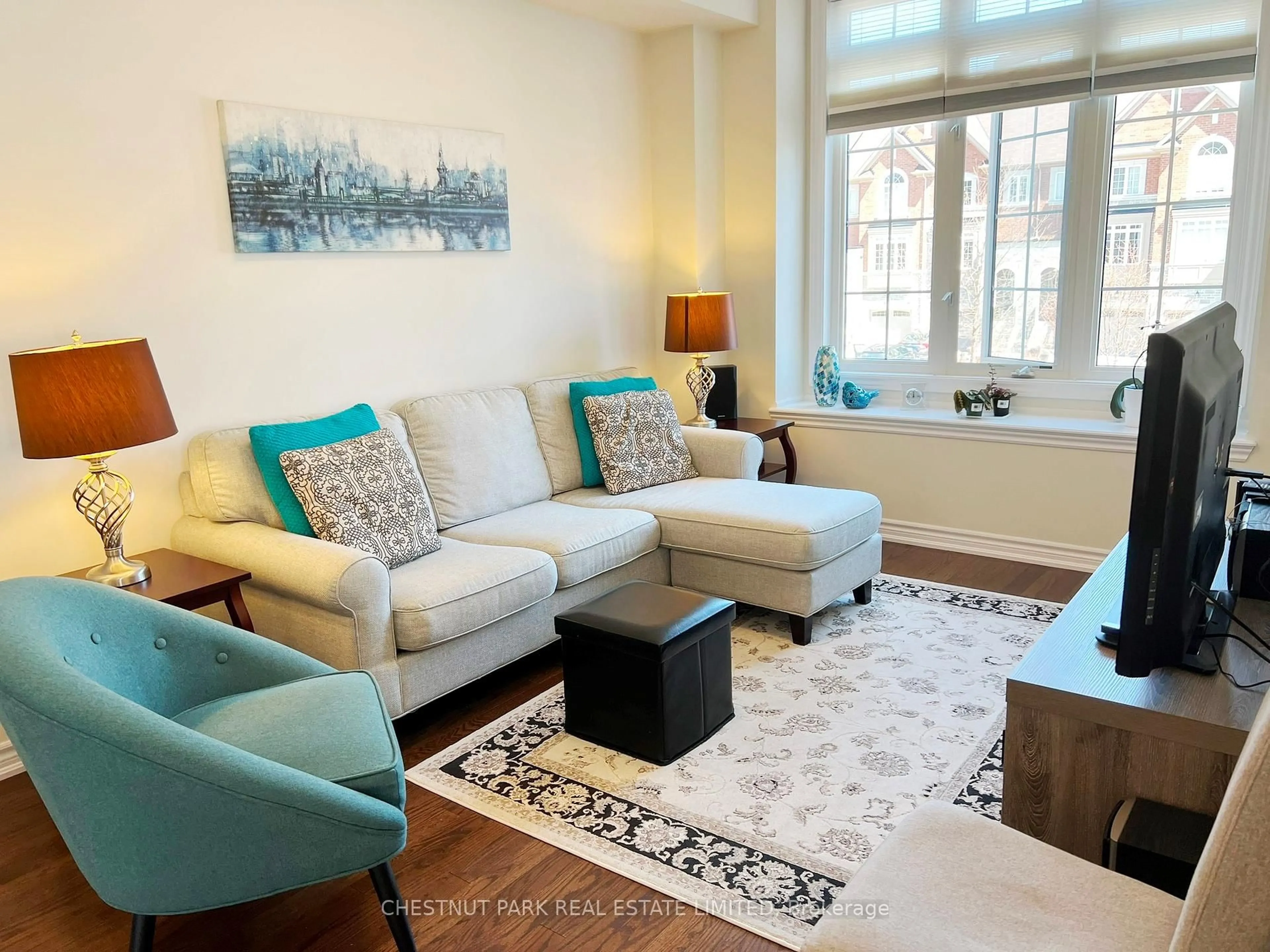 Living room with furniture, unknown for 224 Appleton Crt, Newmarket Ontario L3Y 0B8