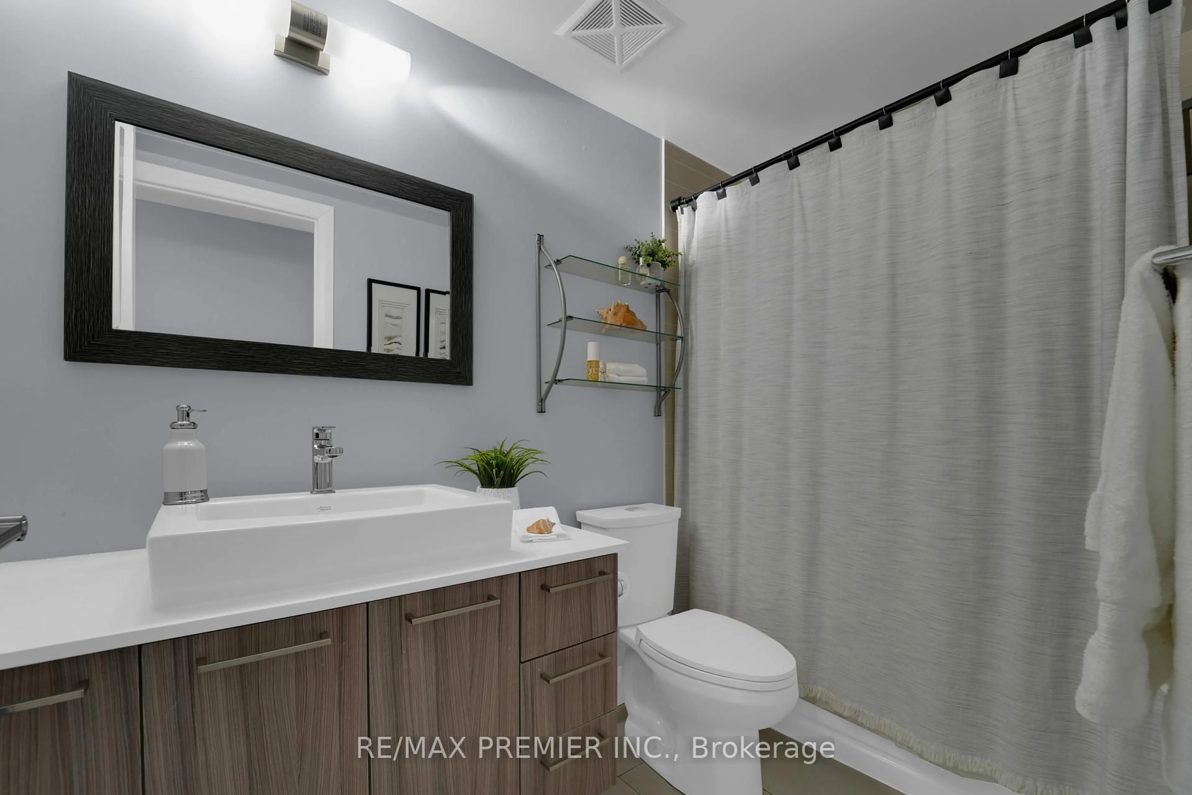 Contemporary bathroom, ceramic/tile floor for 4800 Highway 7 #426, Vaughan Ontario L4L 1H8