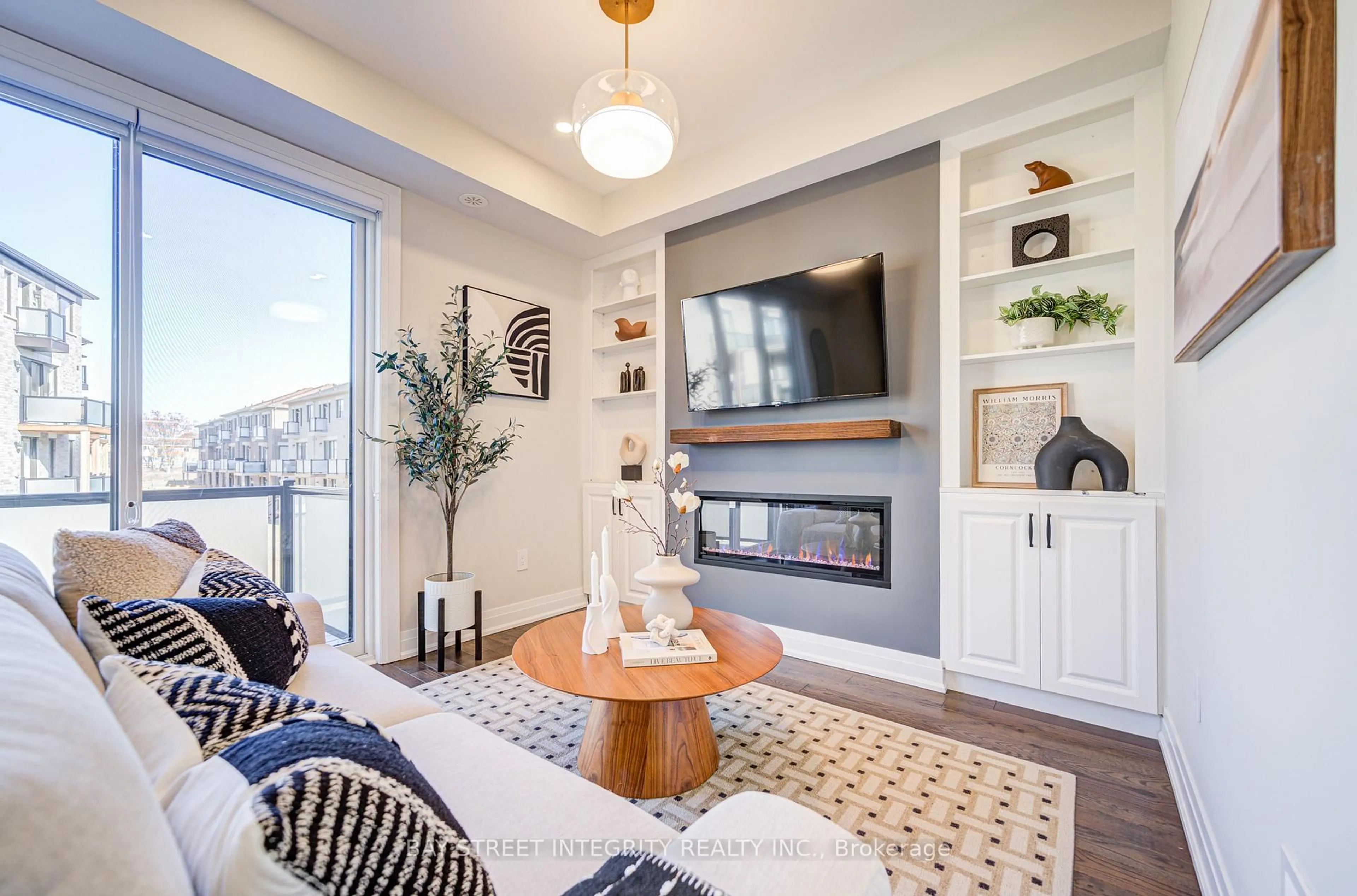 Living room with furniture, unknown for 511 New England Crt, Newmarket Ontario L3X 0M6