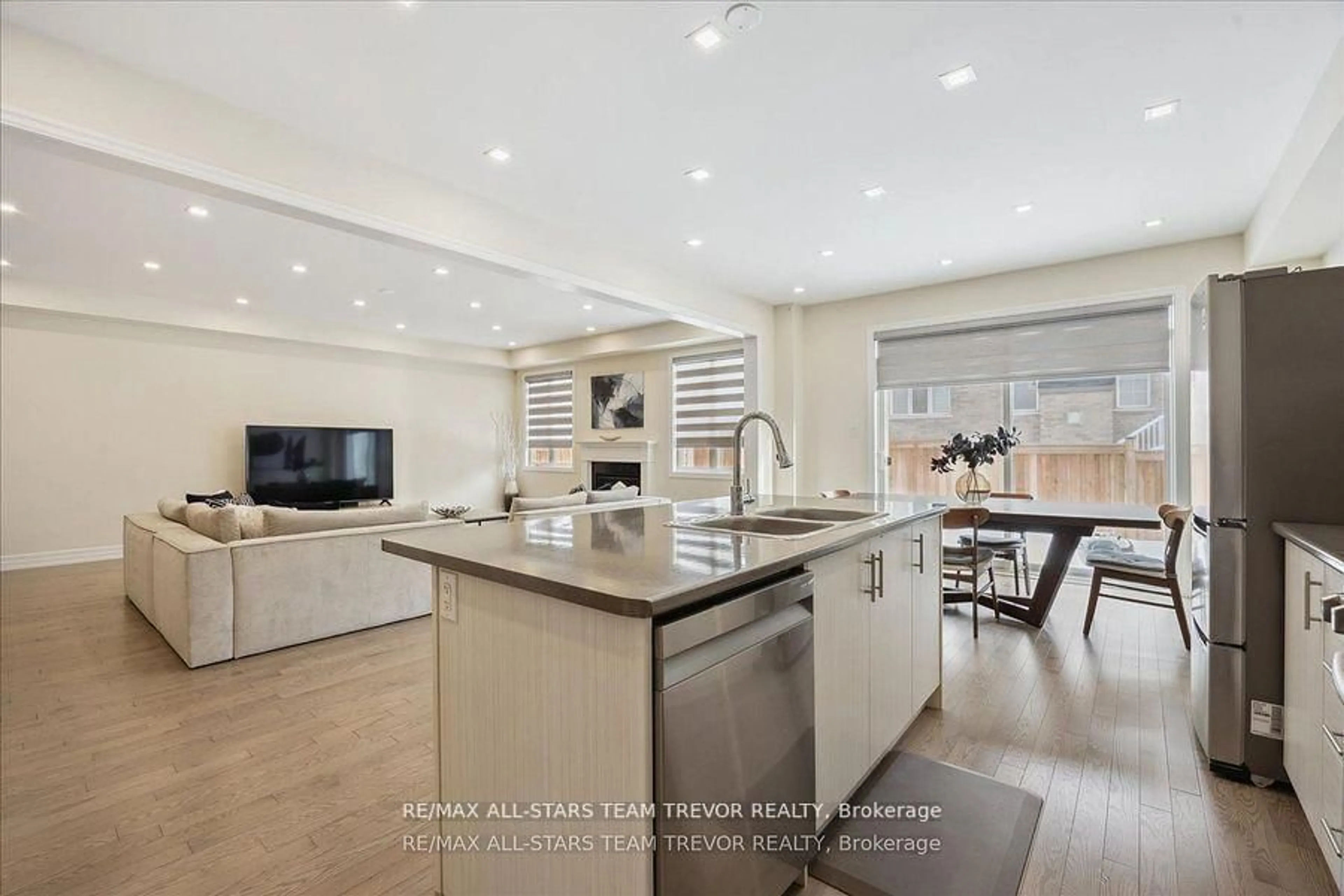 Open concept kitchen, ceramic/tile floor for 83 Kingknoll Cres, Georgina Ontario L4P 0H8