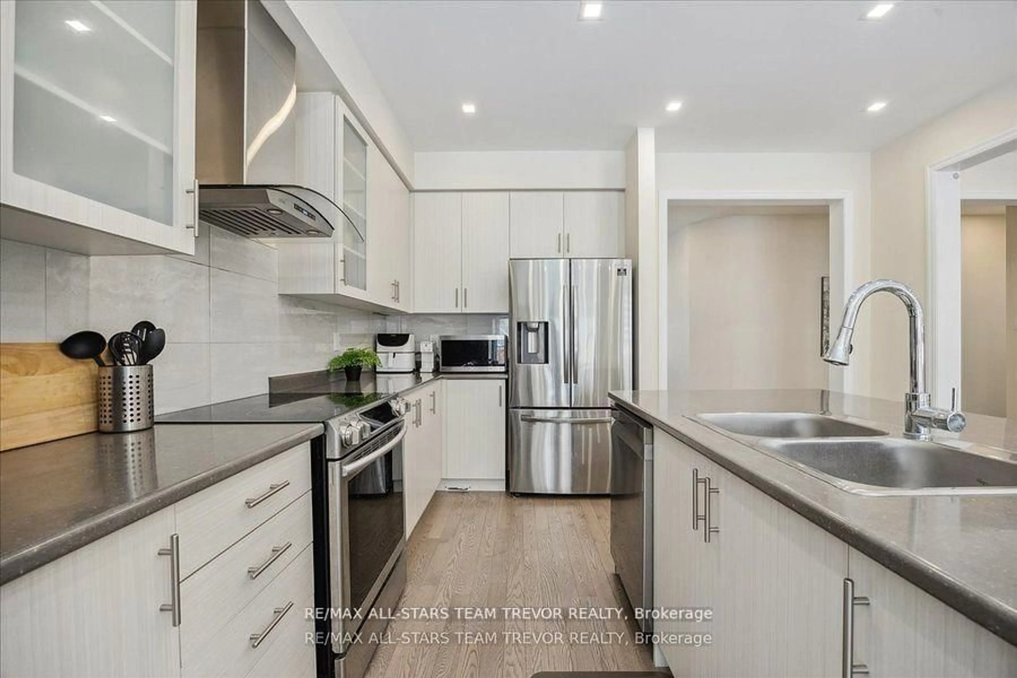 Open concept kitchen, ceramic/tile floor for 83 Kingknoll Cres, Georgina Ontario L4P 0H8