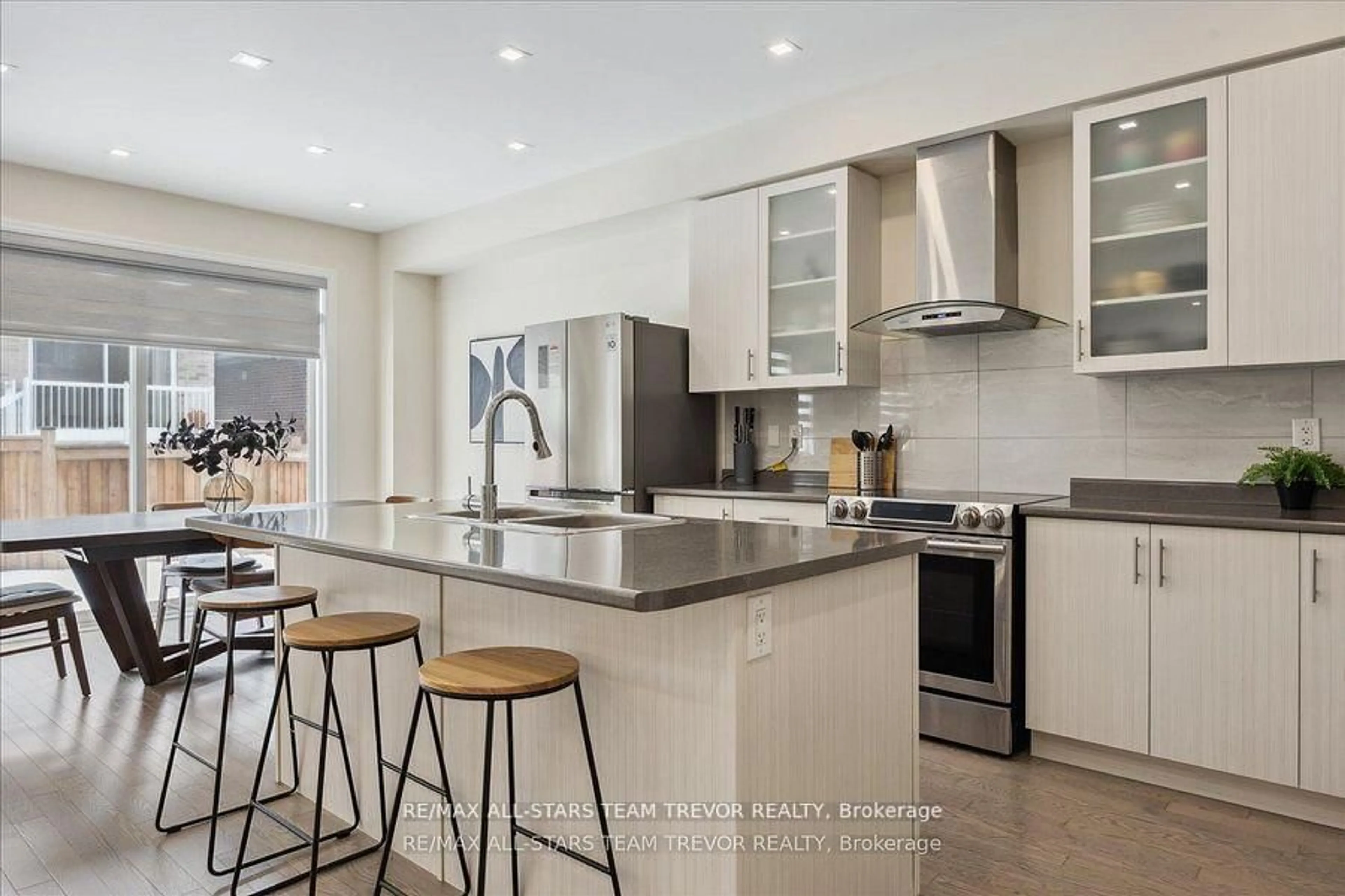 Open concept kitchen, ceramic/tile floor for 83 Kingknoll Cres, Georgina Ontario L4P 0H8