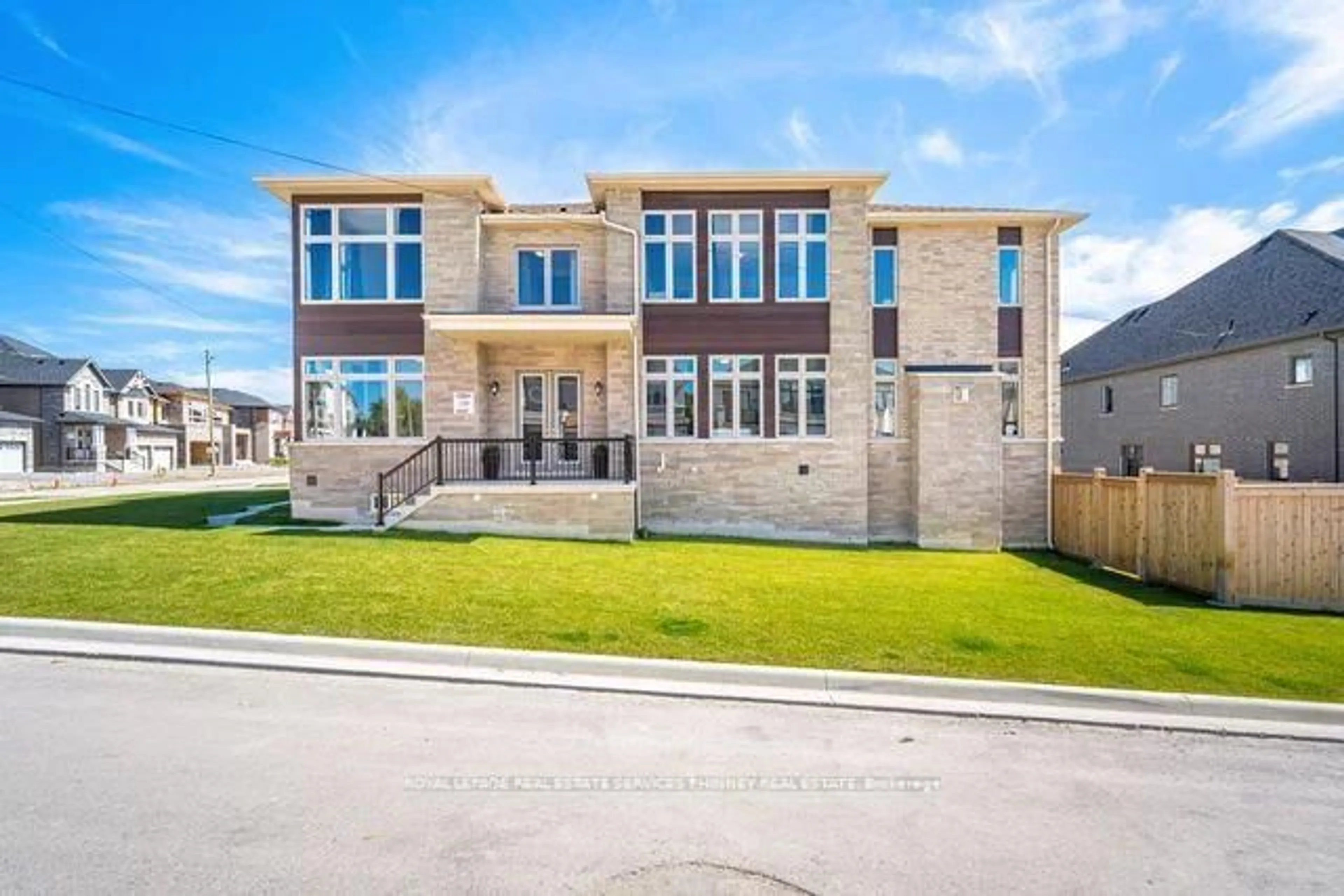 Home with brick exterior material, building for 189 Thompson Dr, East Gwillimbury Ontario L9N 1E2