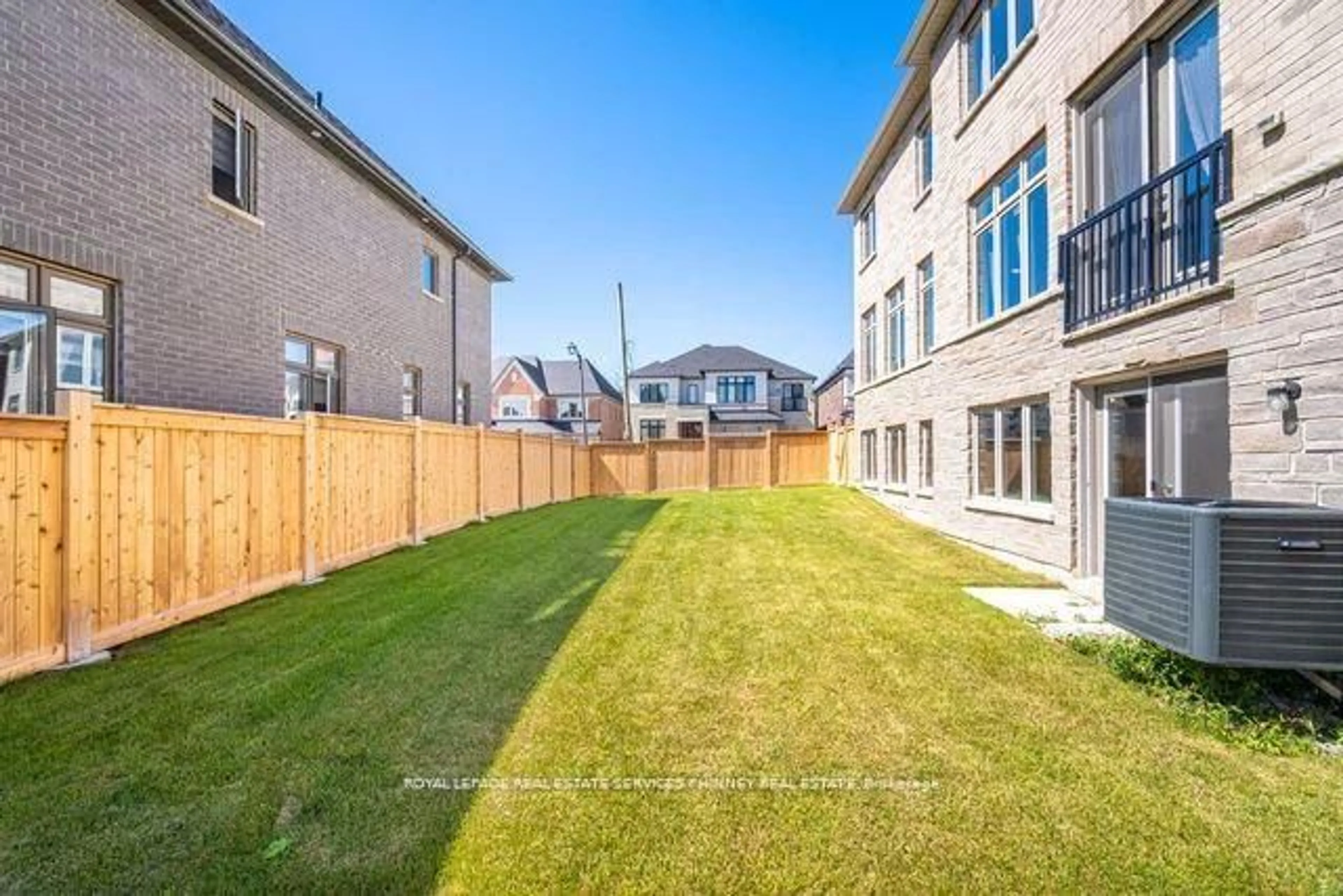 Patio, street for 189 Thompson Dr, East Gwillimbury Ontario L9N 1E2