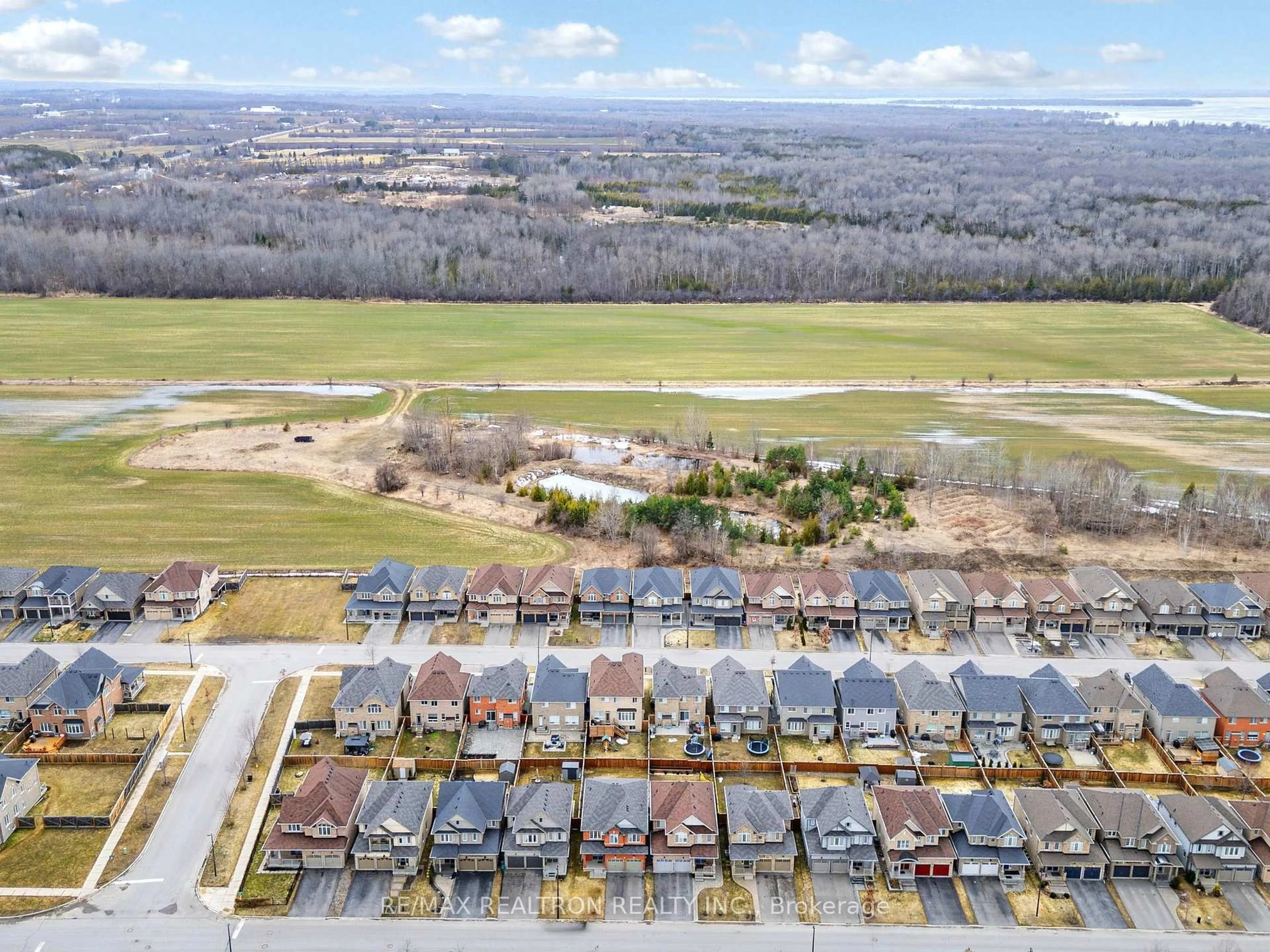 A pic from outside/outdoor area/front of a property/back of a property/a pic from drone, mountain view for 59 Lampkin St, Georgina Ontario L0E 1R0