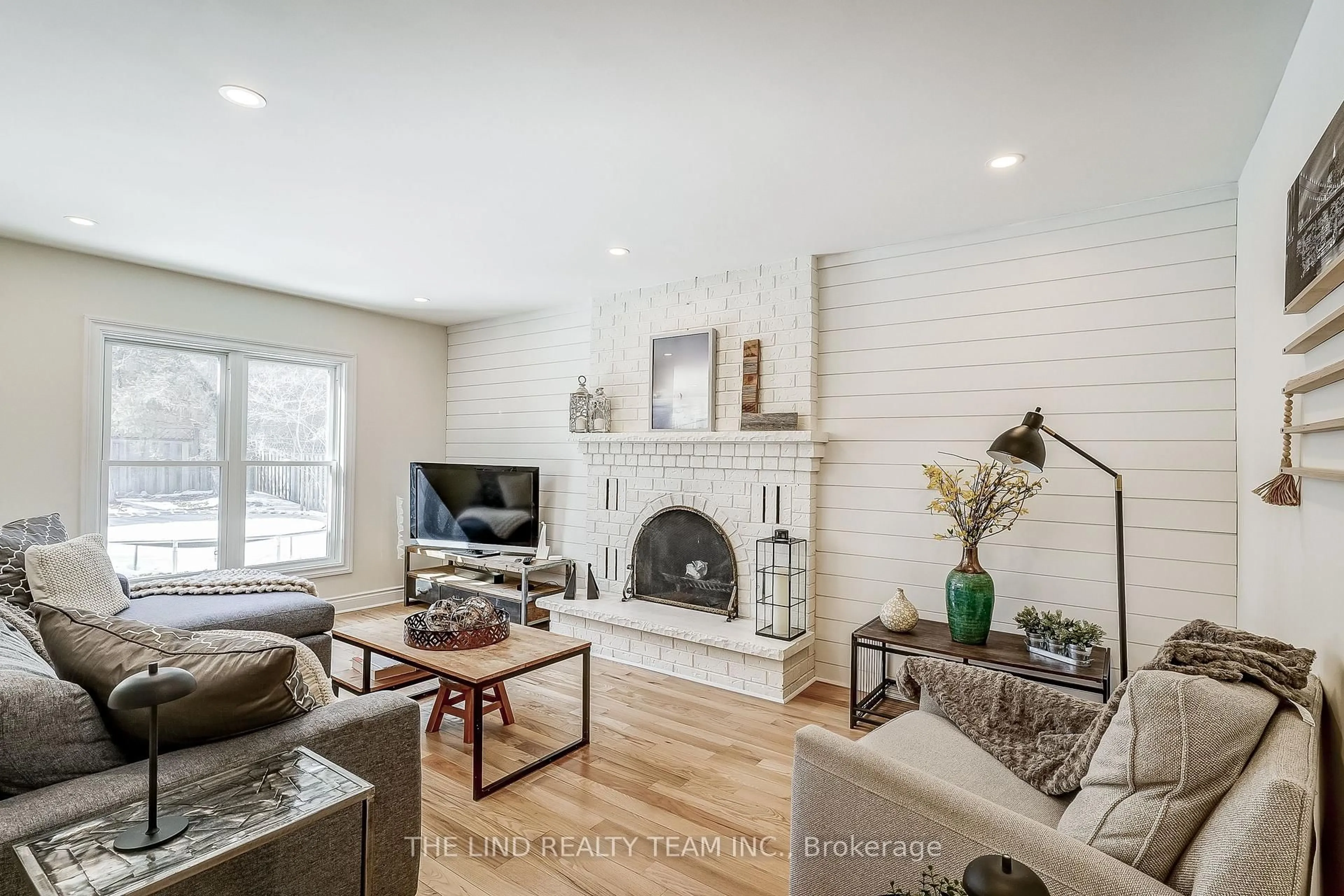 Living room with furniture, unknown for 23 Petch Cres, Aurora Ontario L4G 5P4