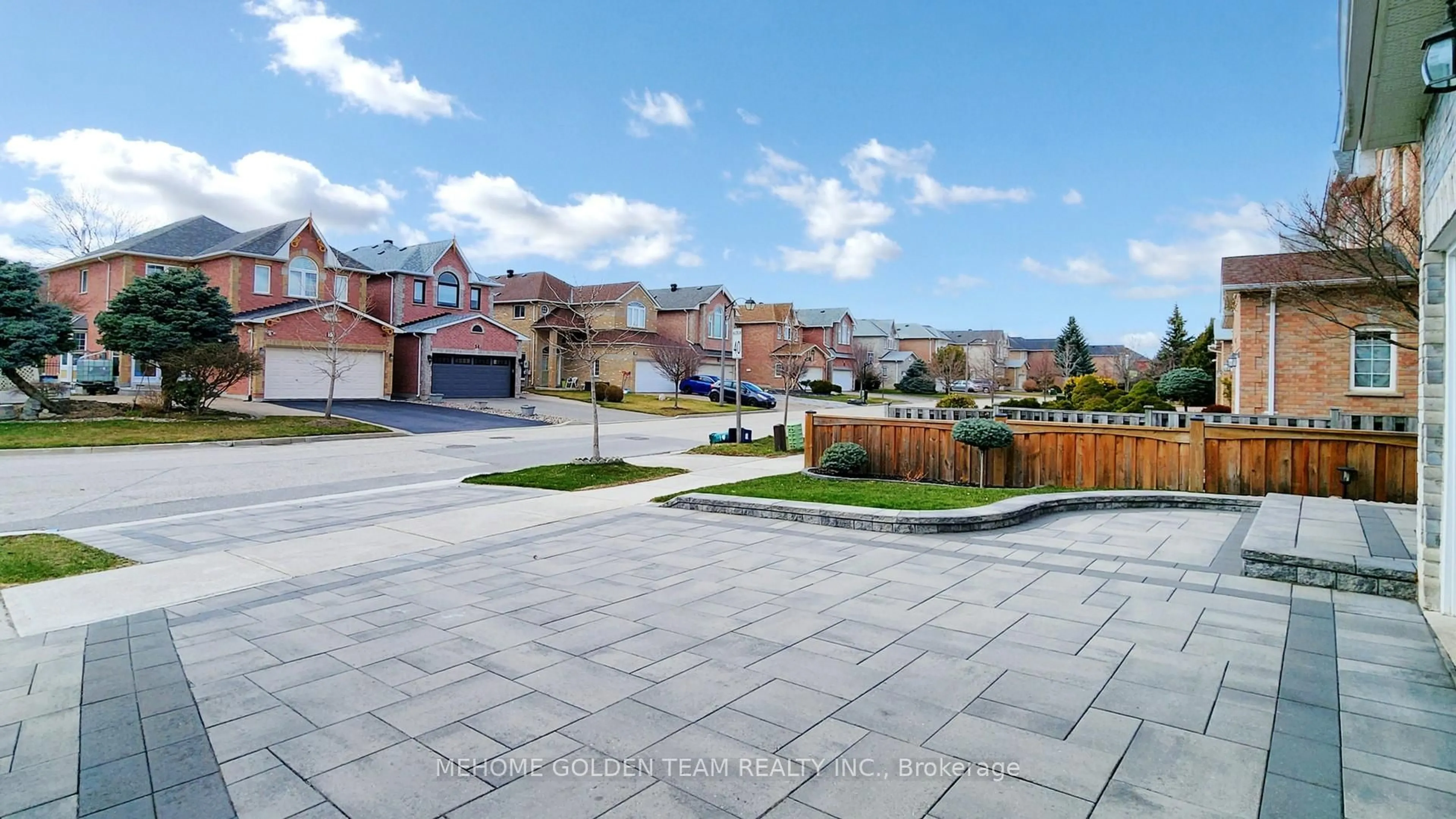 Patio, street for 51 Houndsbrook Cres, Markham Ontario L3P 7X9