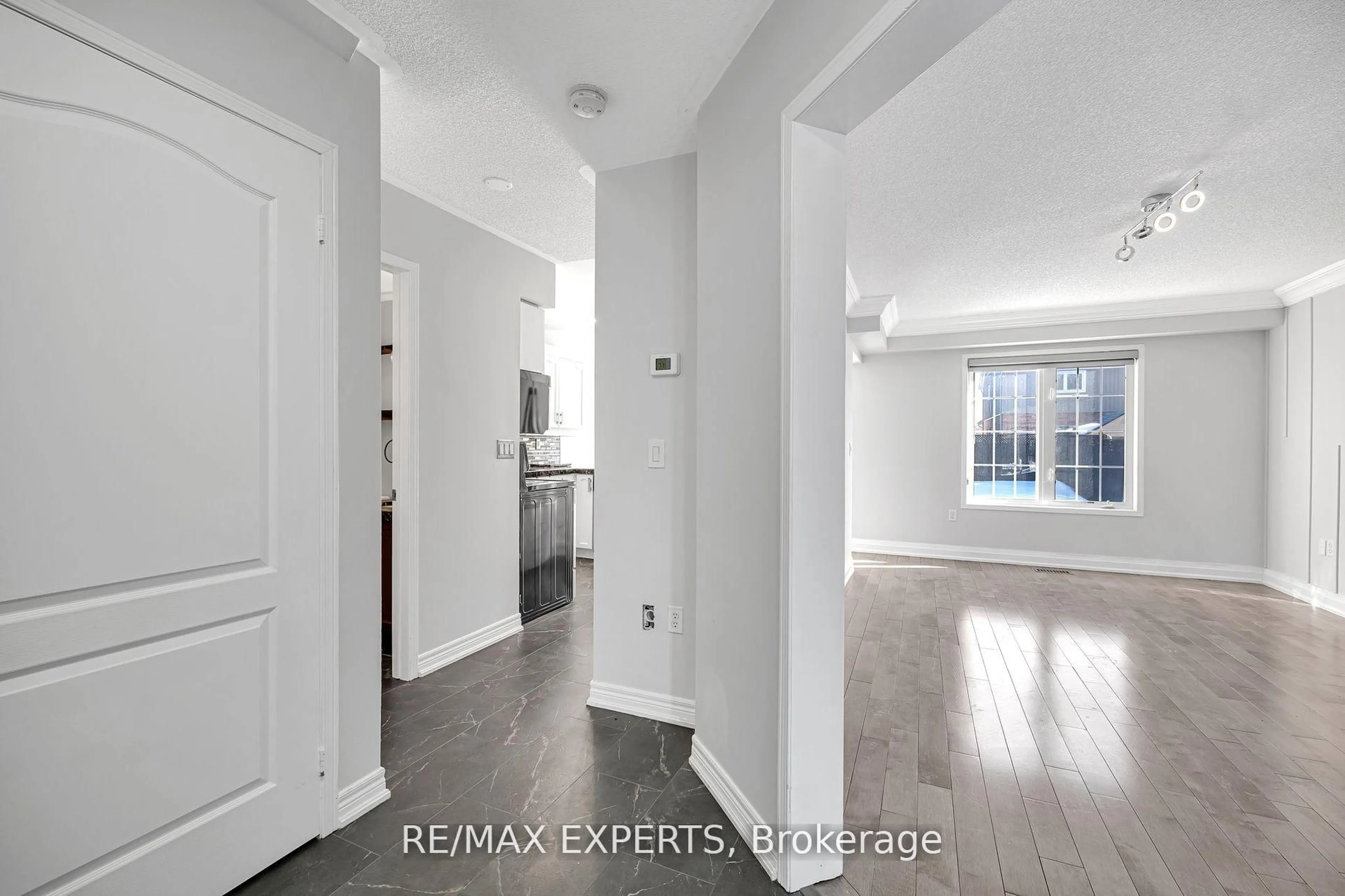 Indoor entryway for 1111 Kell St, Innisfil Ontario L9S 4W4