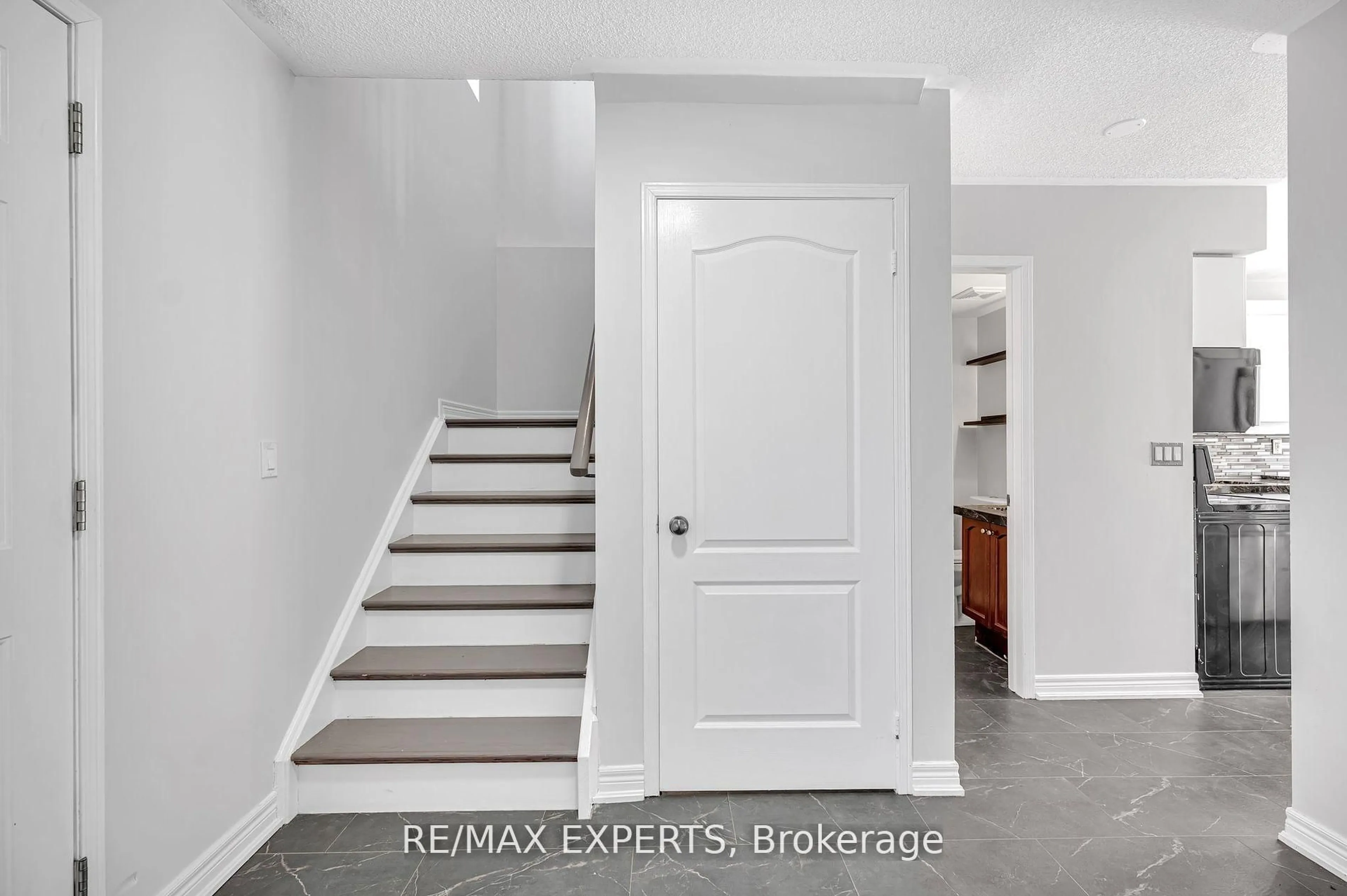 Indoor entryway for 1111 Kell St, Innisfil Ontario L9S 4W4