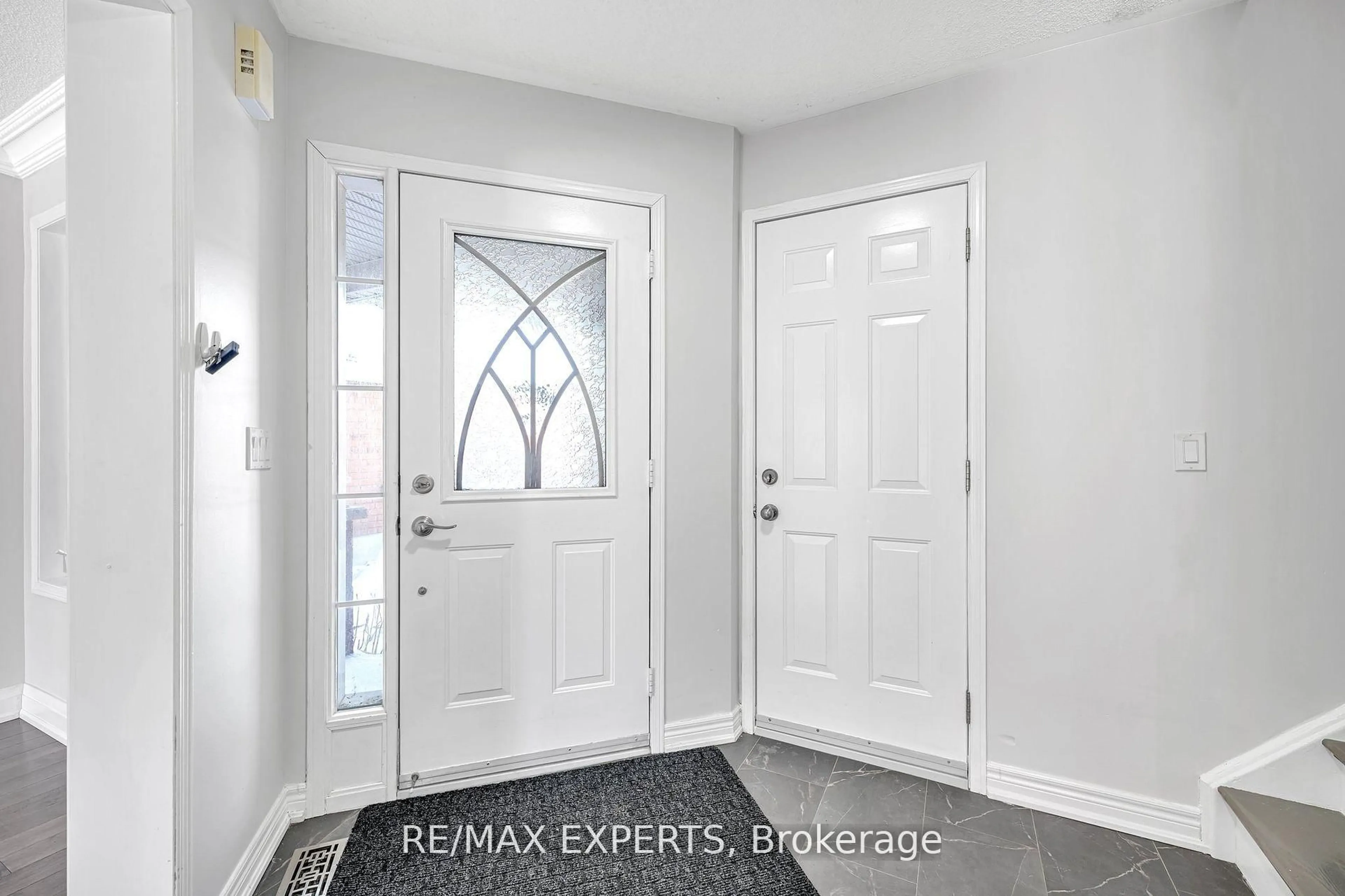 Indoor entryway for 1111 Kell St, Innisfil Ontario L9S 4W4