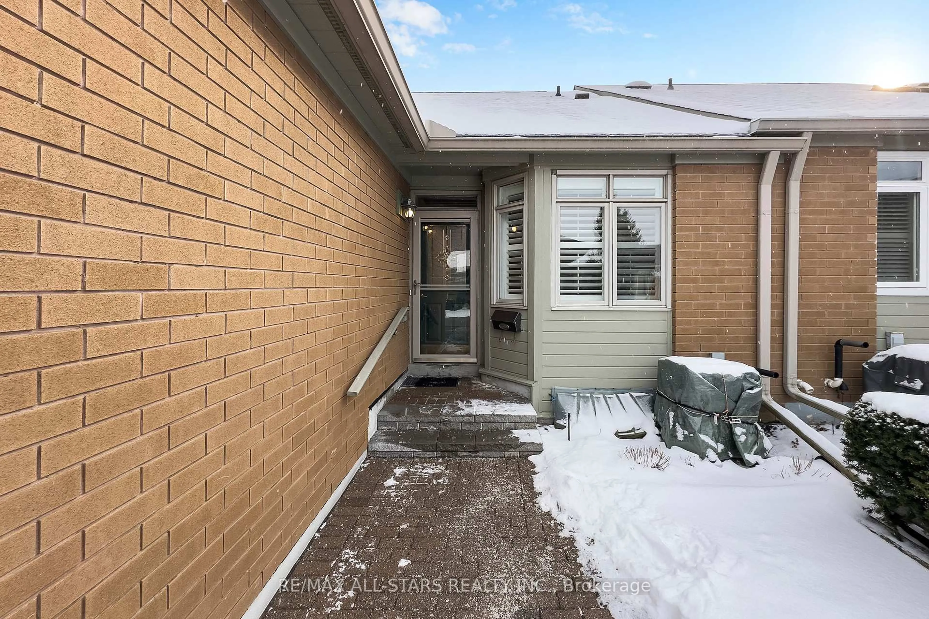 Indoor entryway for 68 Celebrity Greens Way, Markham Ontario L6E 1B5