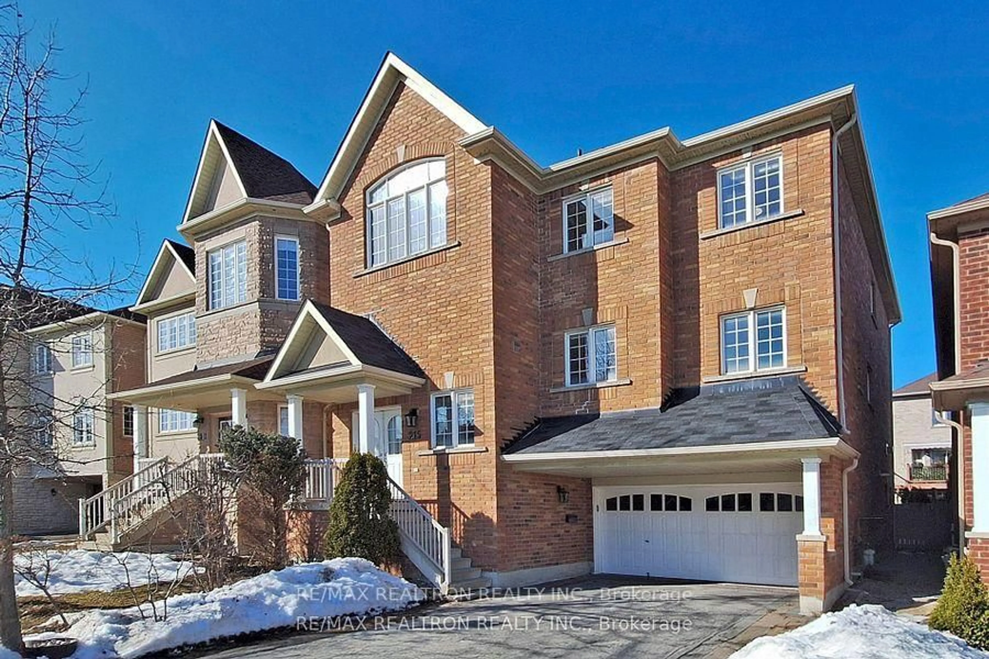 Home with brick exterior material, street for 215 Woodspring Ave, Newmarket Ontario L3X 3J4