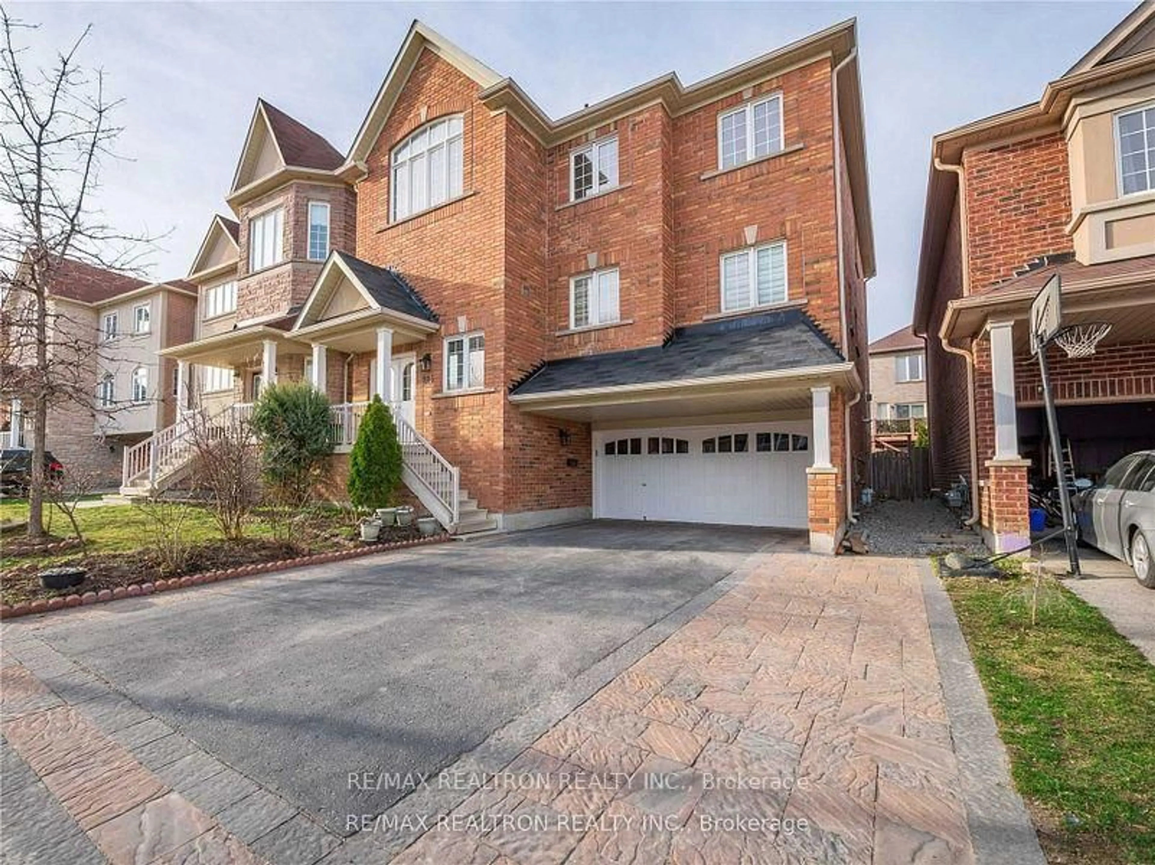 Home with brick exterior material, street for 215 Woodspring Ave, Newmarket Ontario L3X 3J4
