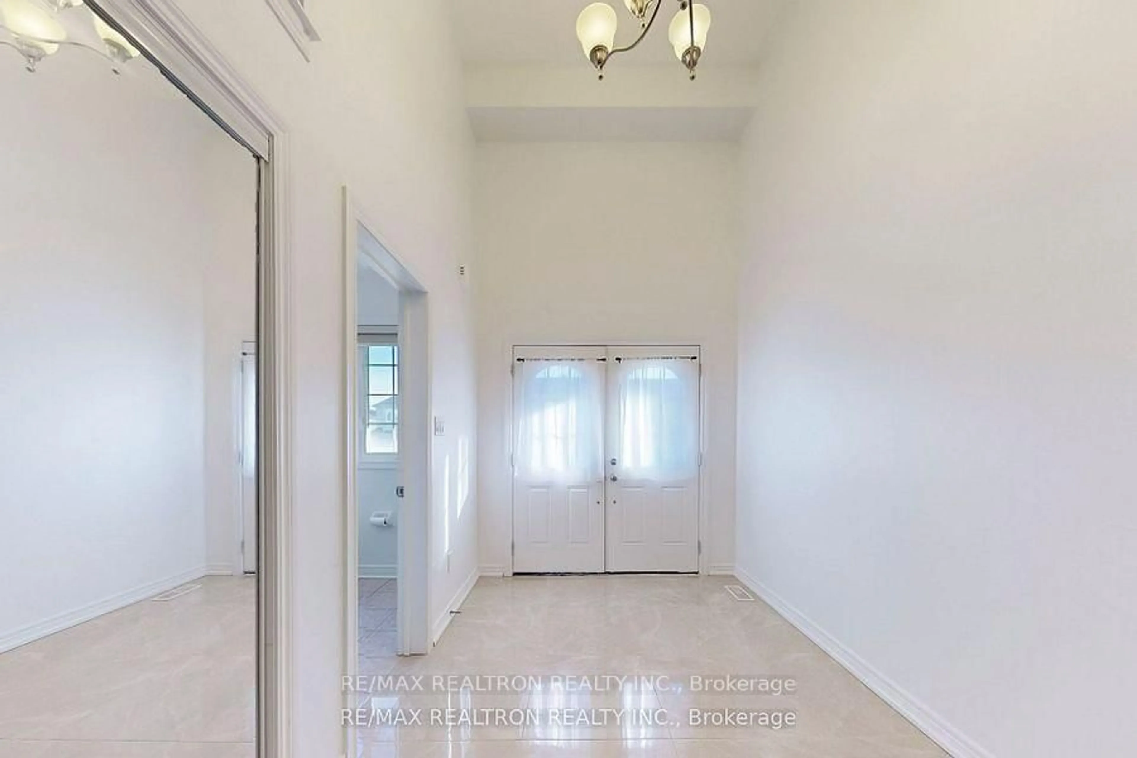 Indoor foyer for 215 Woodspring Ave, Newmarket Ontario L3X 3J4