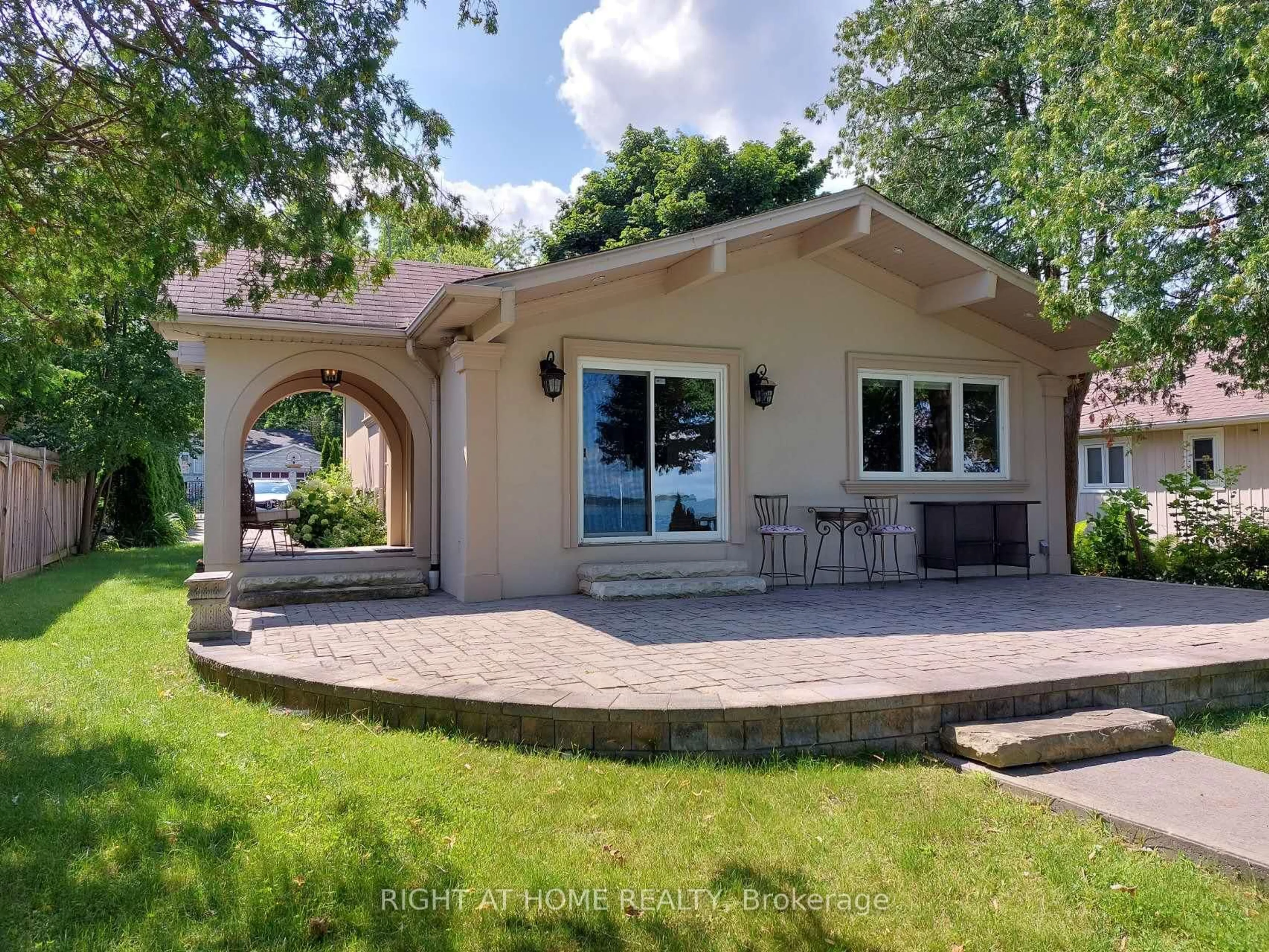Home with vinyl exterior material, street for 643 Lakelands Ave, Innisfil Ontario L9S 4E5