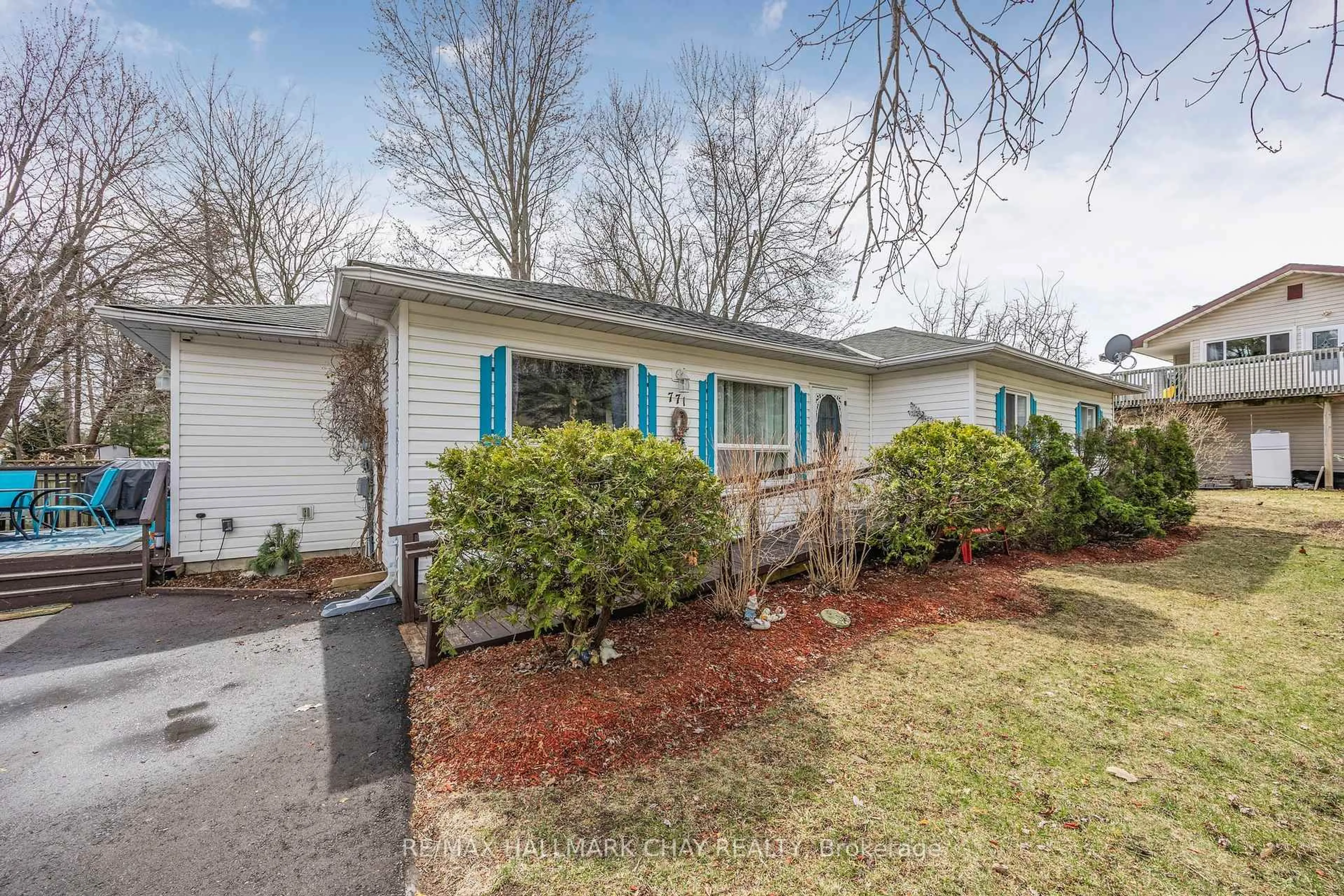 Home with vinyl exterior material, street for 771 ROBERTS Rd, Innisfil Ontario L9S 2E4