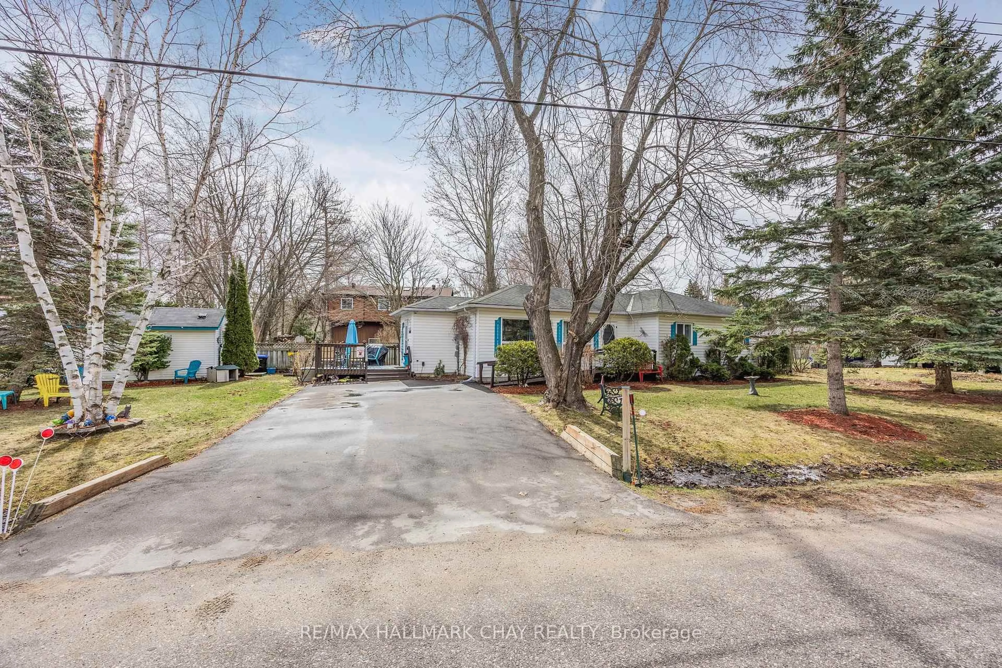 A pic from outside/outdoor area/front of a property/back of a property/a pic from drone, street for 771 ROBERTS Rd, Innisfil Ontario L9S 2E4