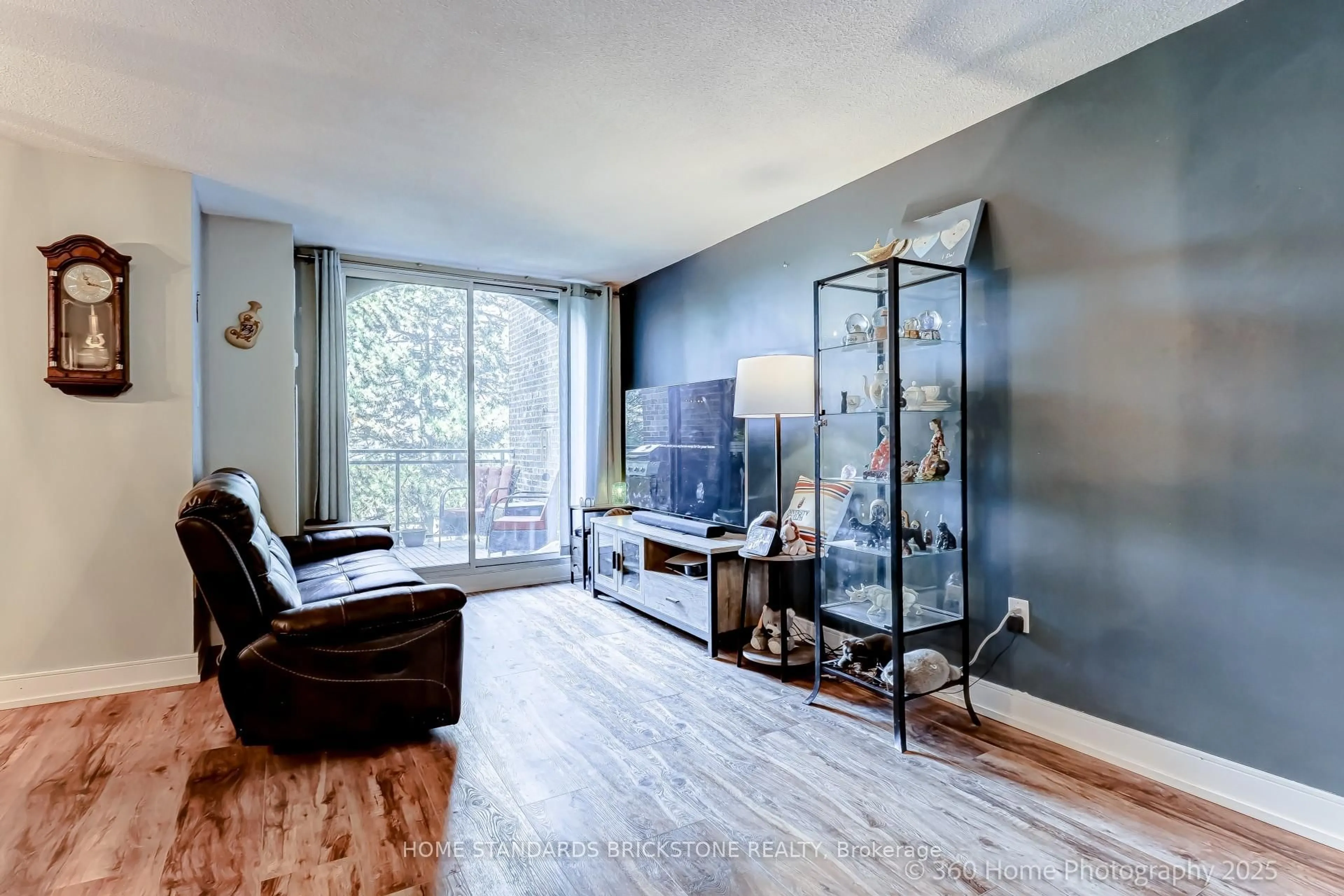 Living room with furniture, wood/laminate floor for 16 Elgin St #202, Markham Ontario L3T 4T4