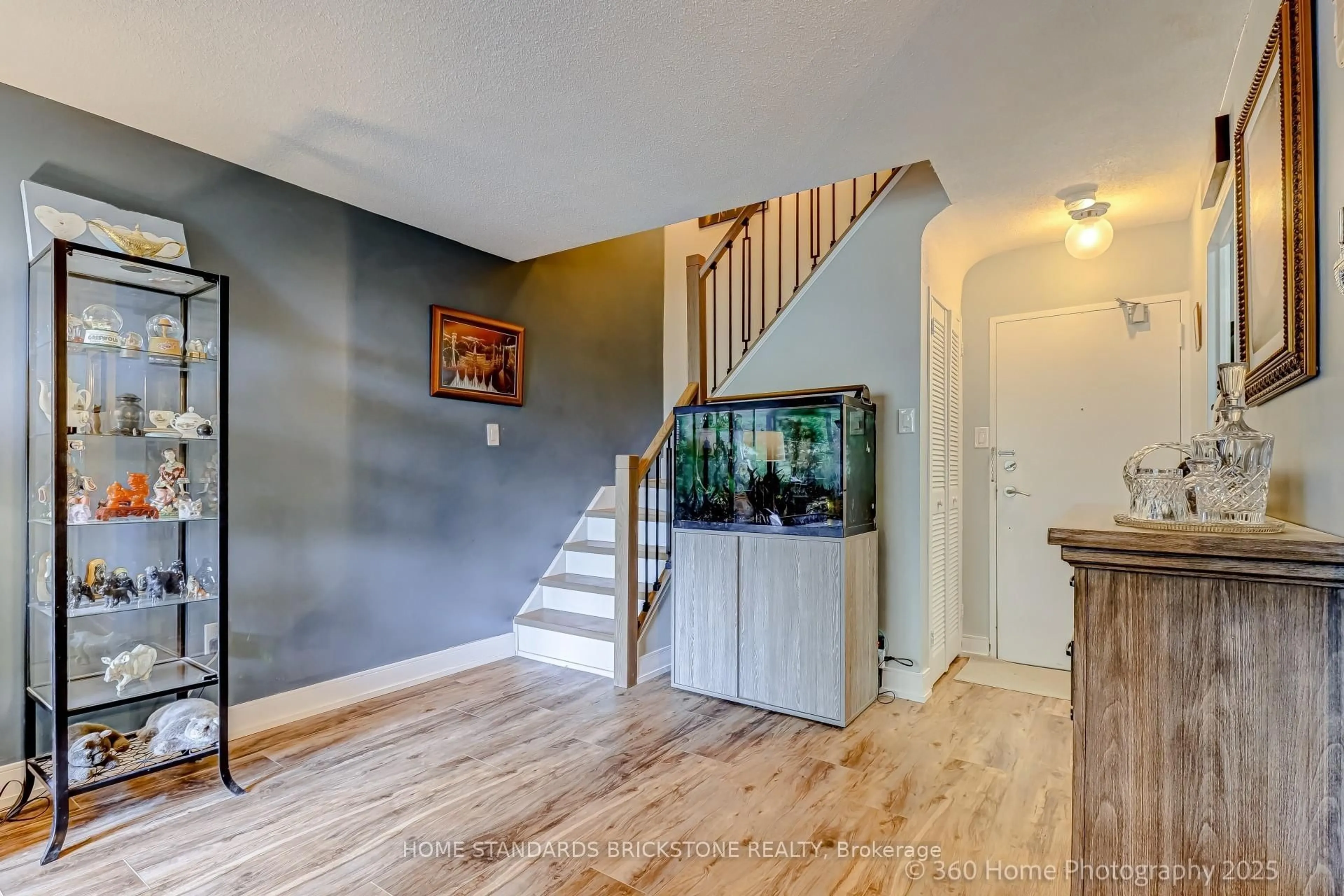 Indoor entryway for 16 Elgin St #202, Markham Ontario L3T 4T4