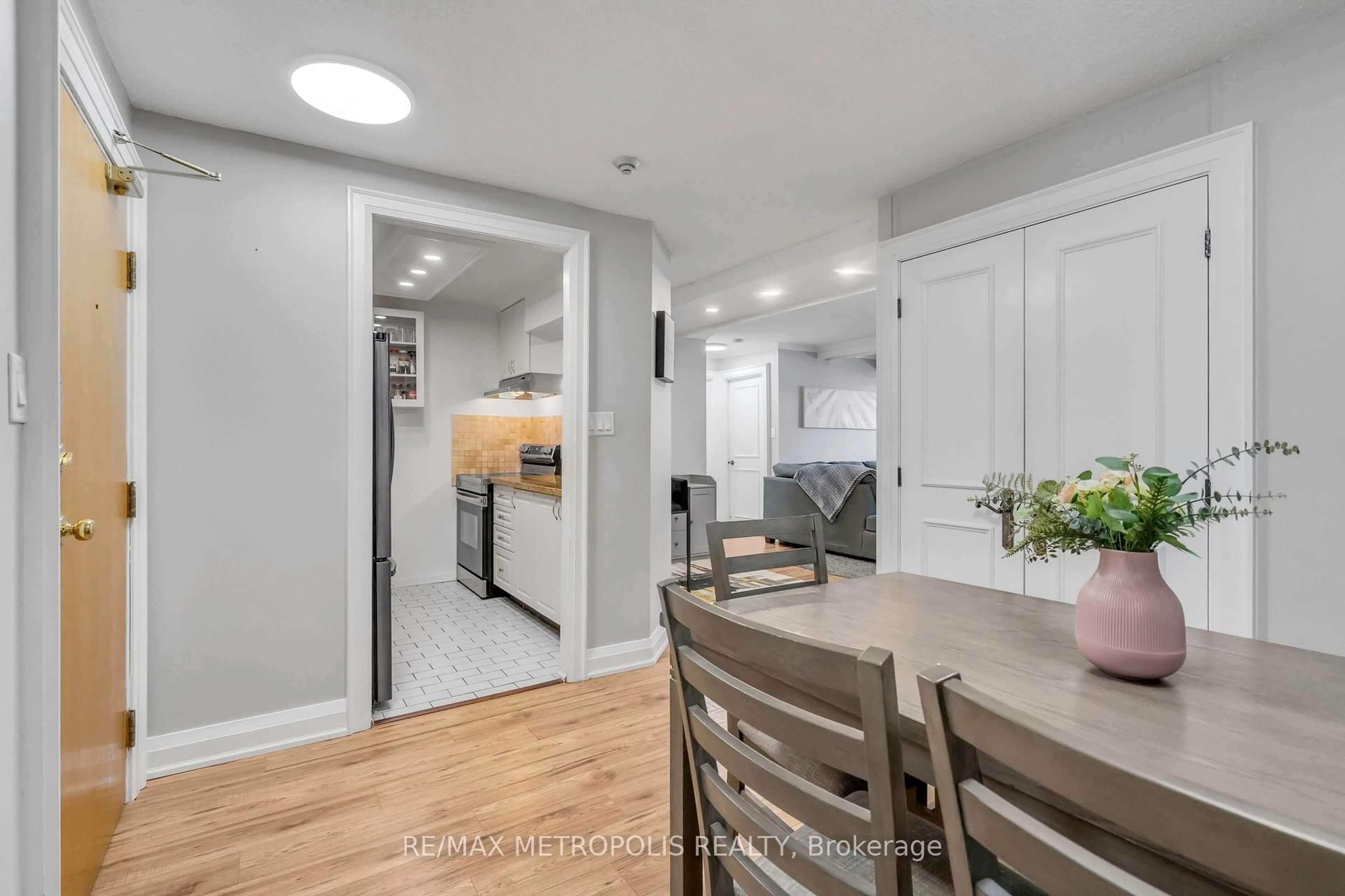 Open concept kitchen, wood/laminate floor for 326 Major Mackenzie Dr #212, Richmond Hill Ontario L4C 8T4