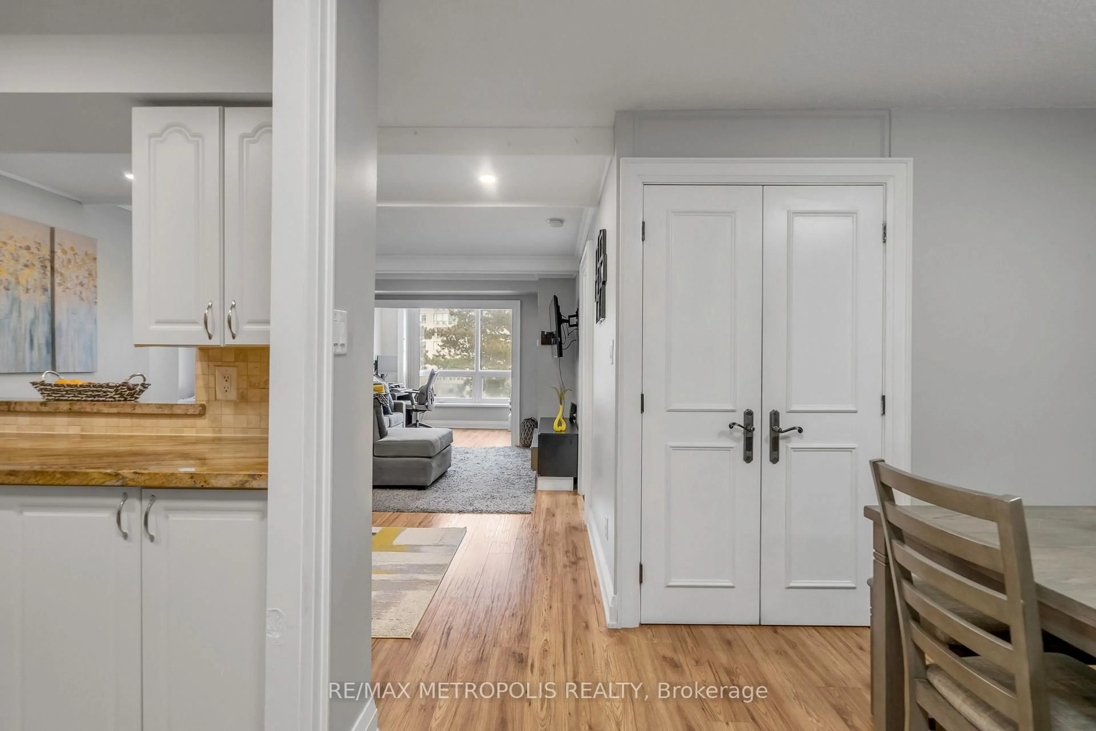 Indoor entryway for 326 Major Mackenzie Dr #212, Richmond Hill Ontario L4C 8T4