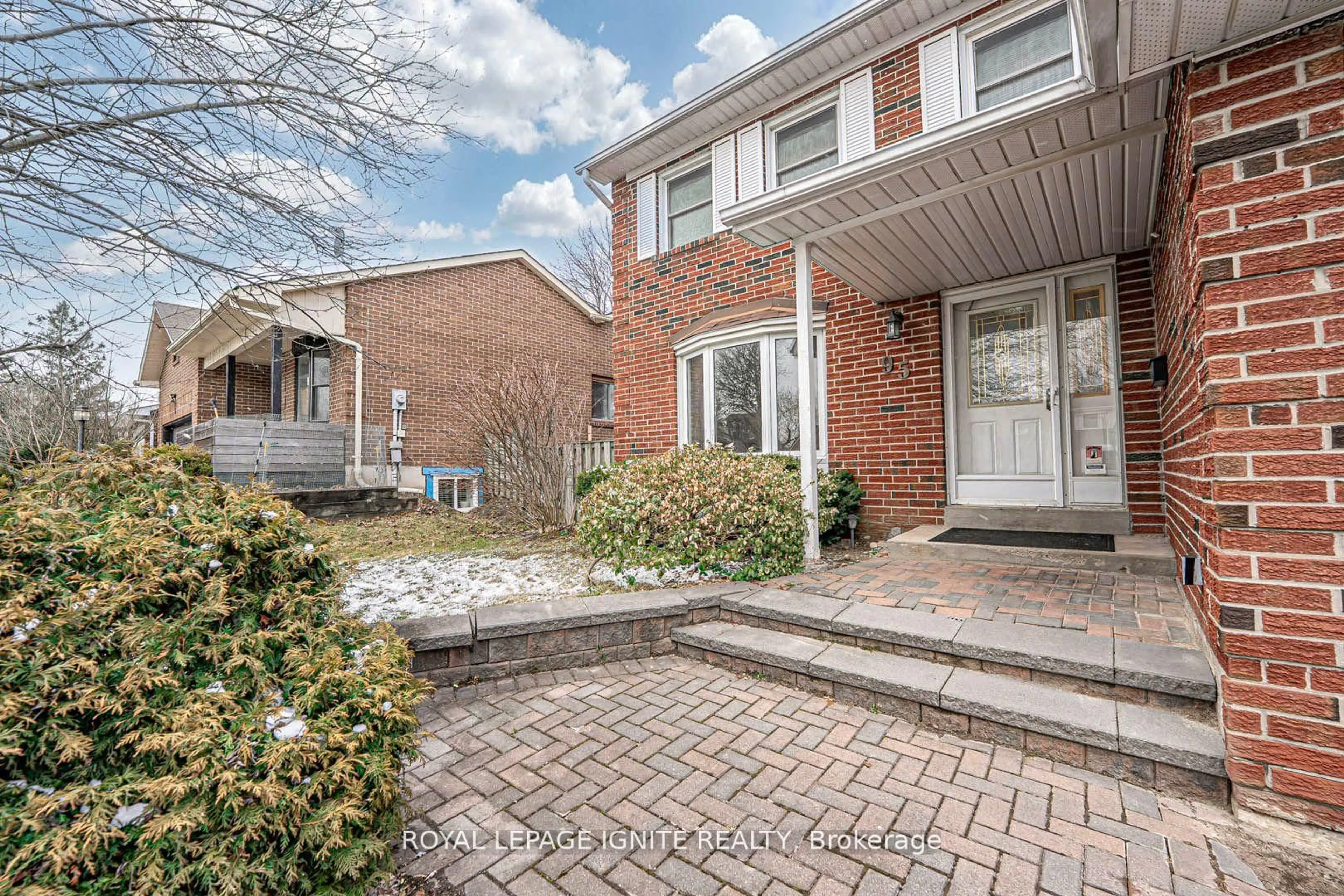 Home with brick exterior material, street for 95 Kingston Rd, Newmarket Ontario L3Y 5W9
