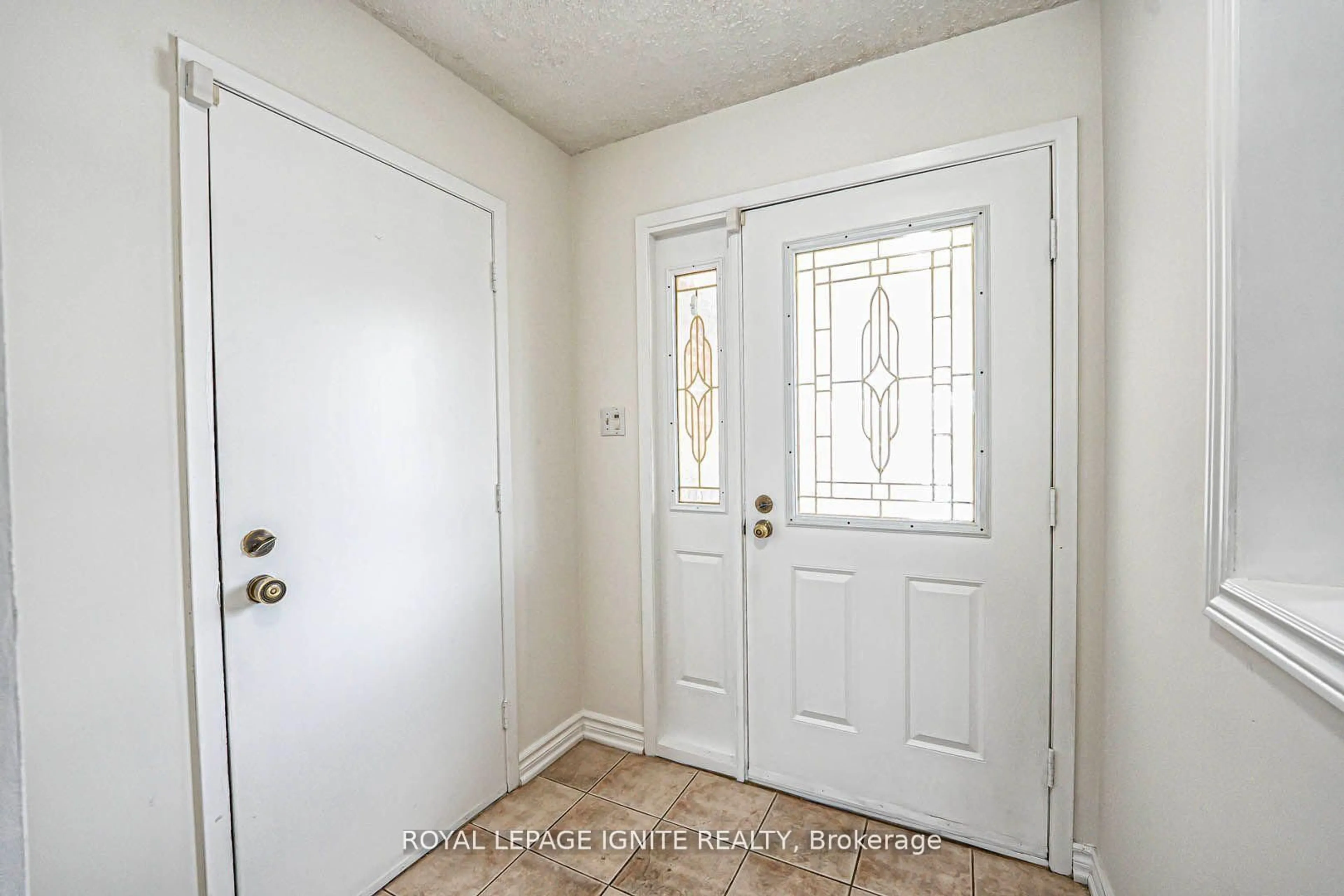 Indoor entryway for 95 Kingston Rd, Newmarket Ontario L3Y 5W9