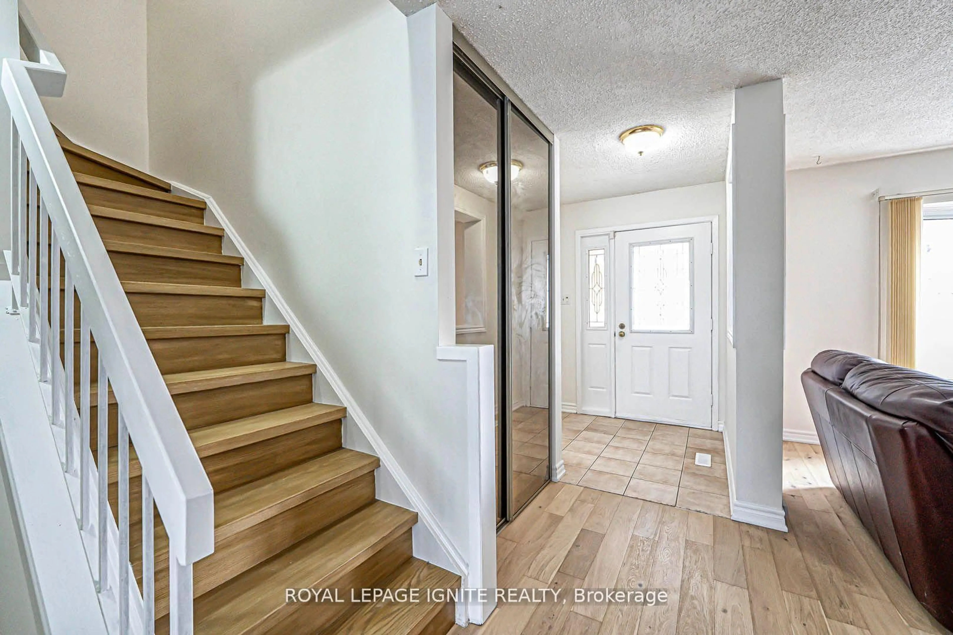 Indoor entryway for 95 Kingston Rd, Newmarket Ontario L3Y 5W9