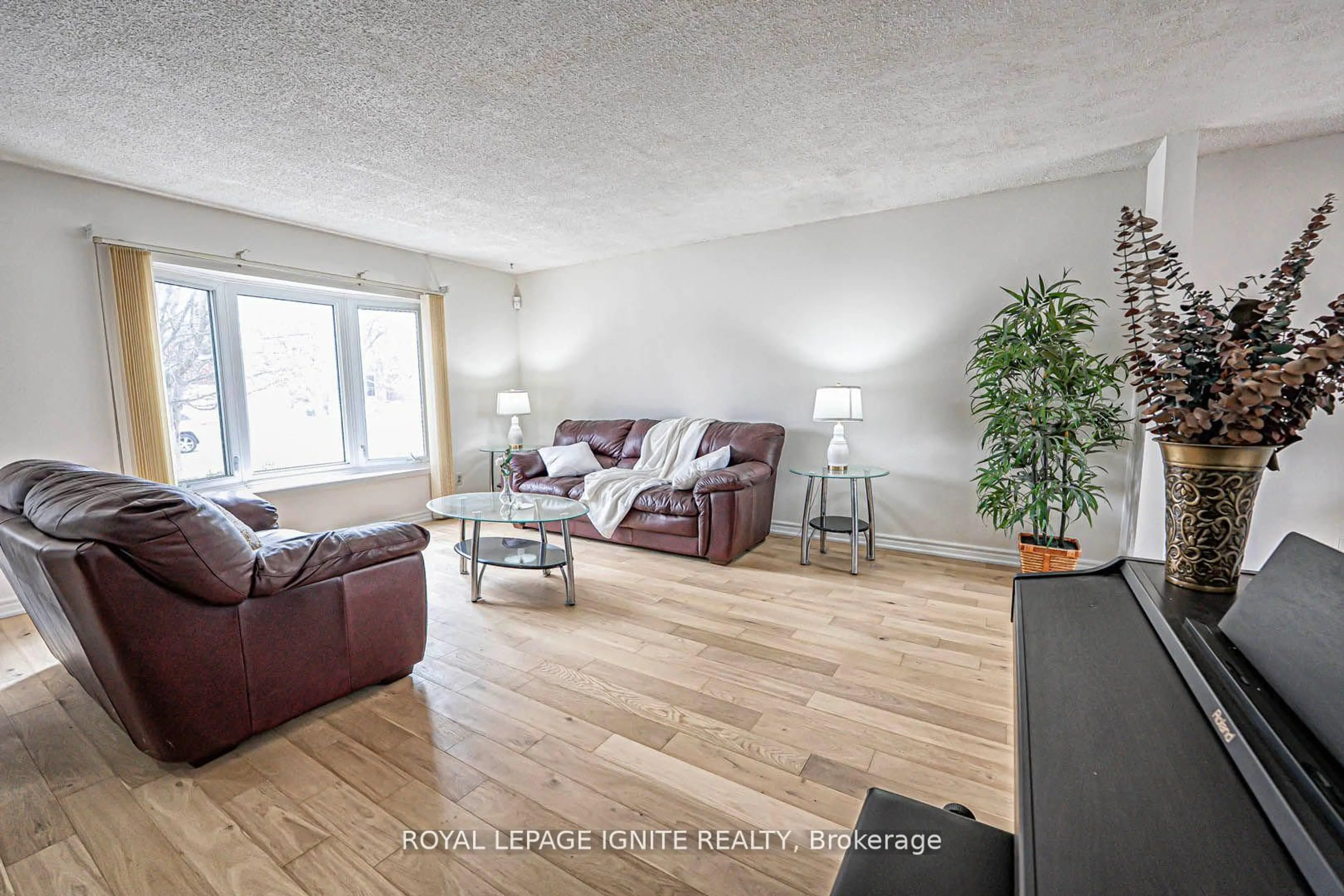 Living room with furniture, wood/laminate floor for 95 Kingston Rd, Newmarket Ontario L3Y 5W9