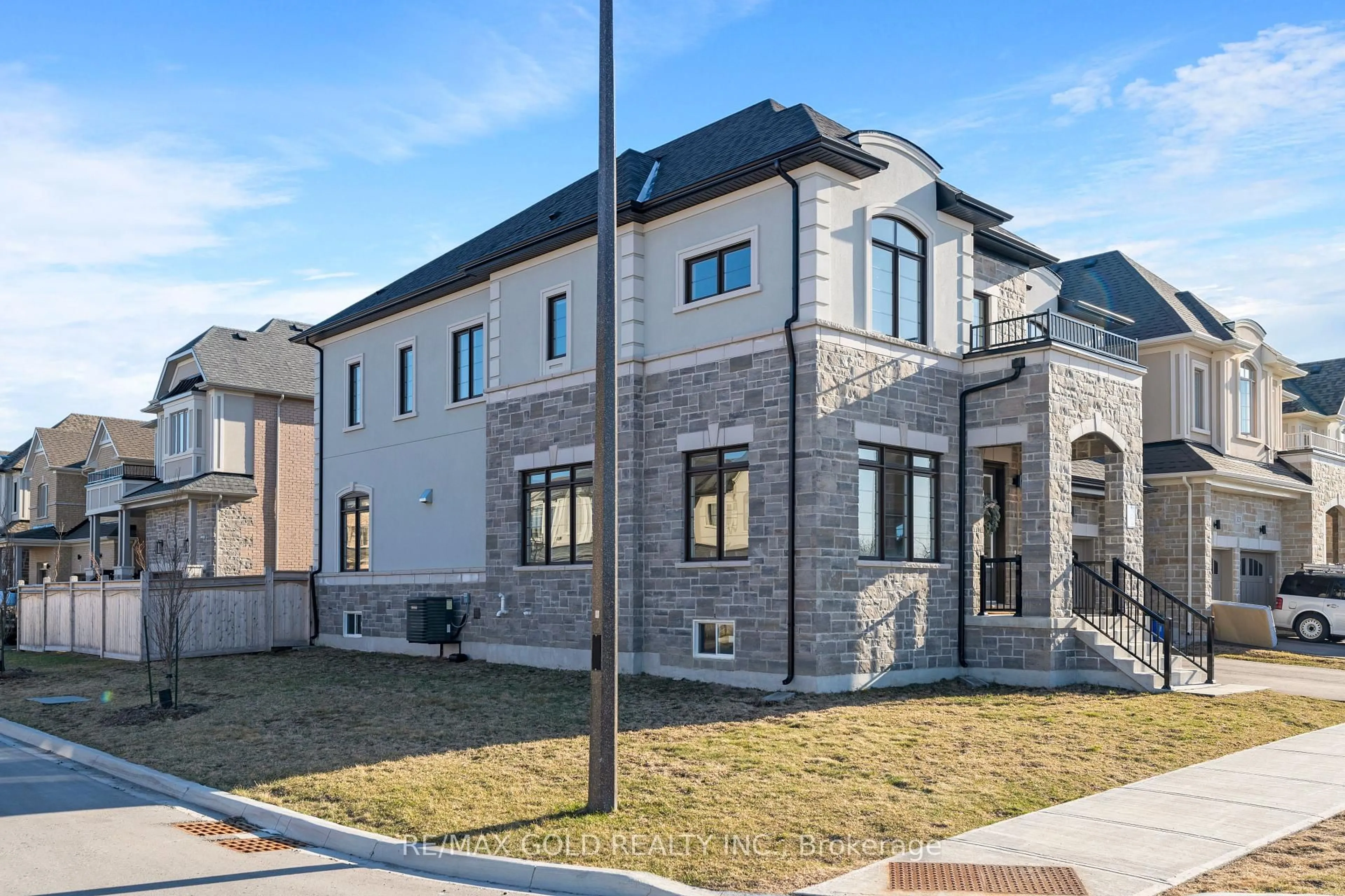 Home with brick exterior material, unknown for 325 Danny Wheeler Blvd, Georgina Ontario L4P 0K1