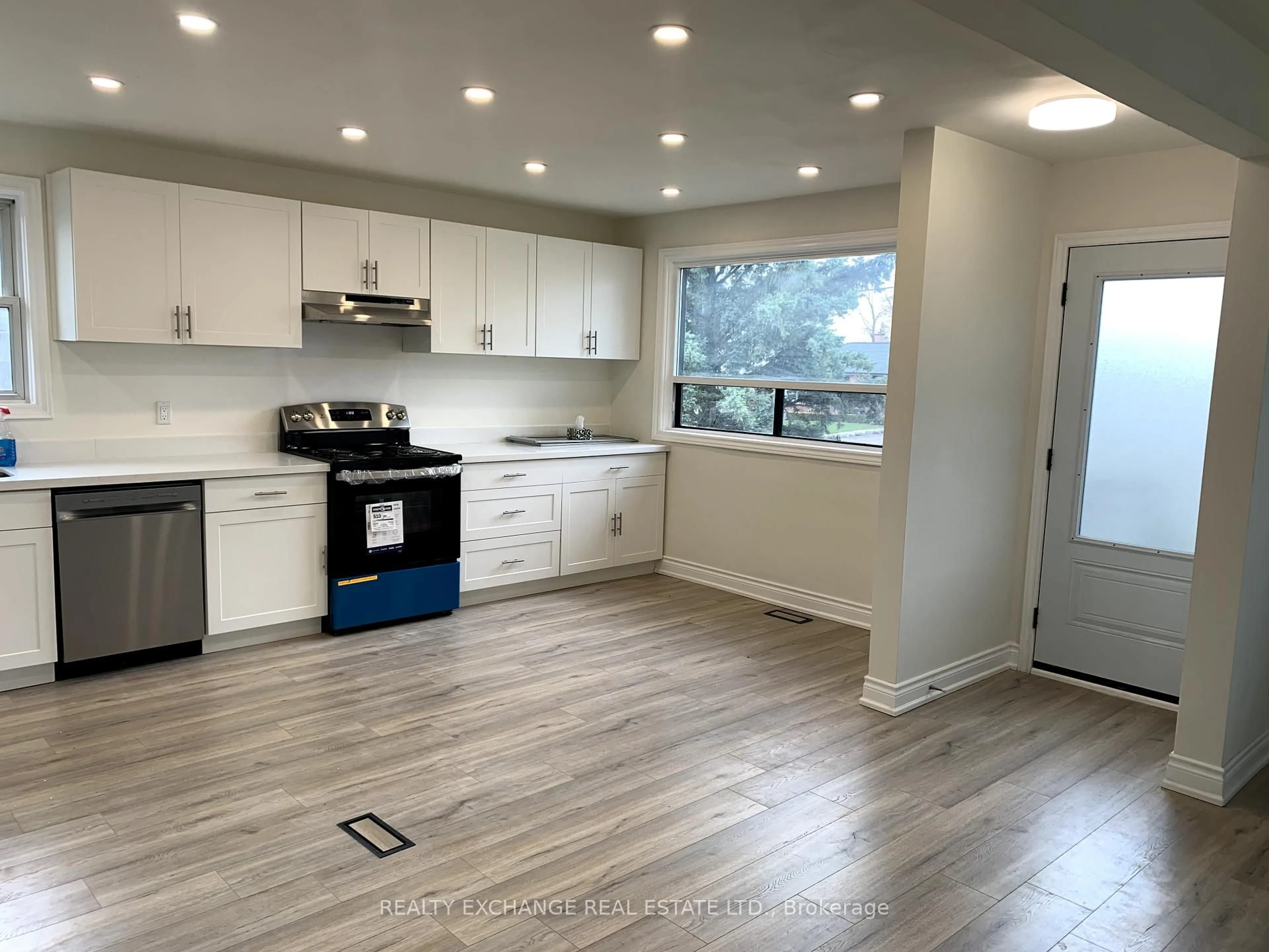 Open concept kitchen, unknown for 89 Thornton Ave, Bradford West Gwillimbury Ontario L3Z 1N3